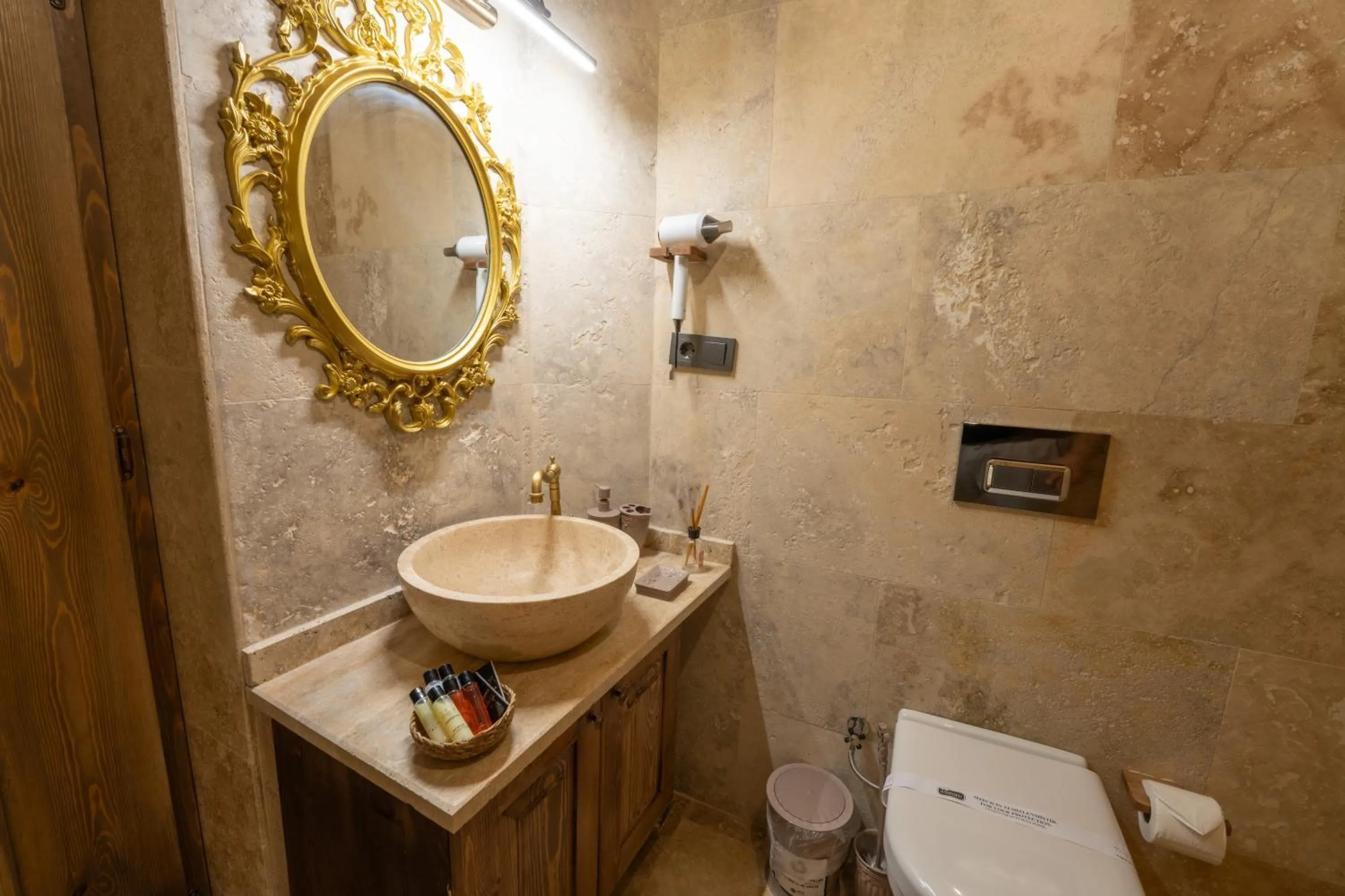 Toilet in Library Cave House