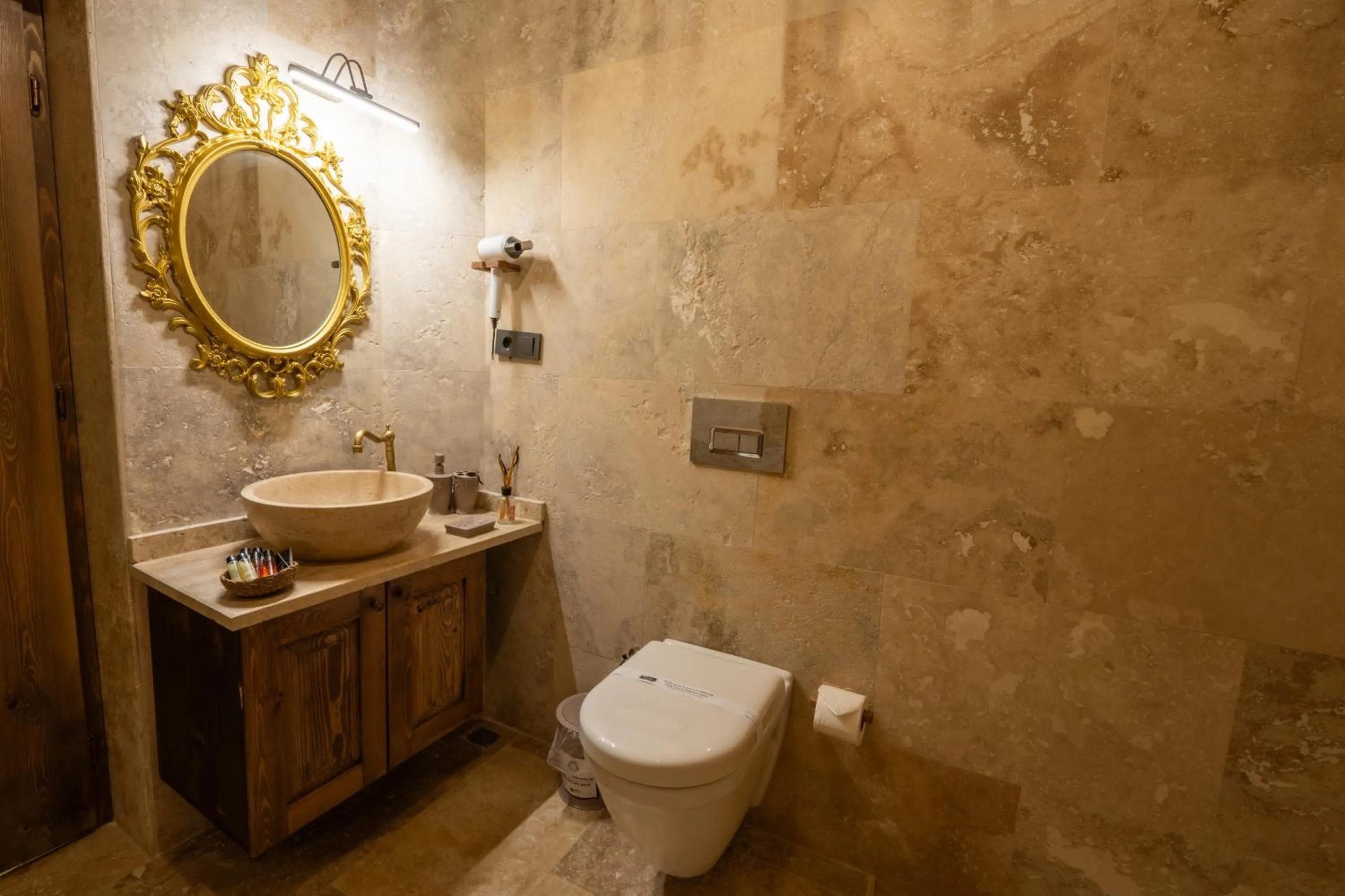Toilet in Library Cave House