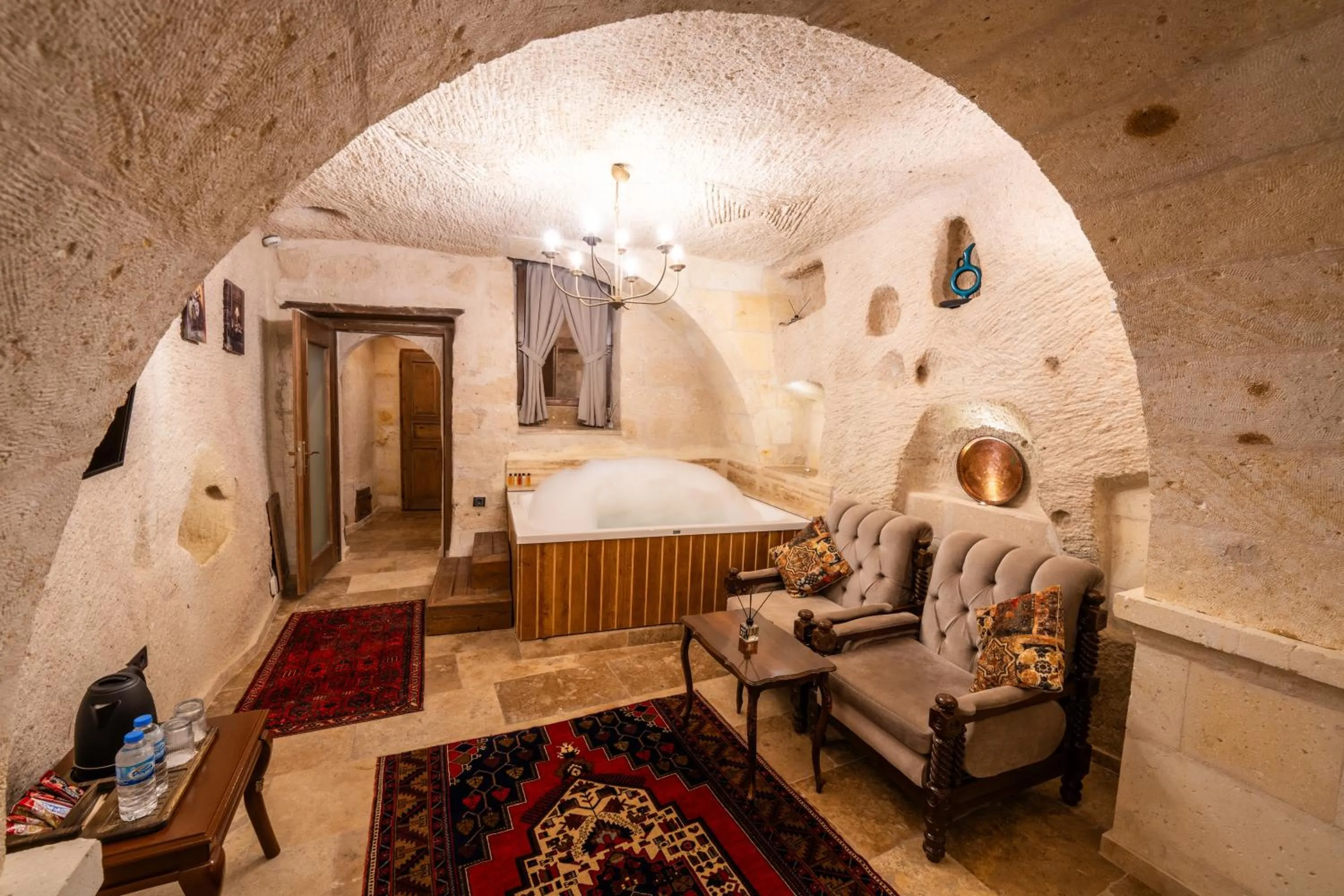 Hot Tub, Bed in Library Cave House