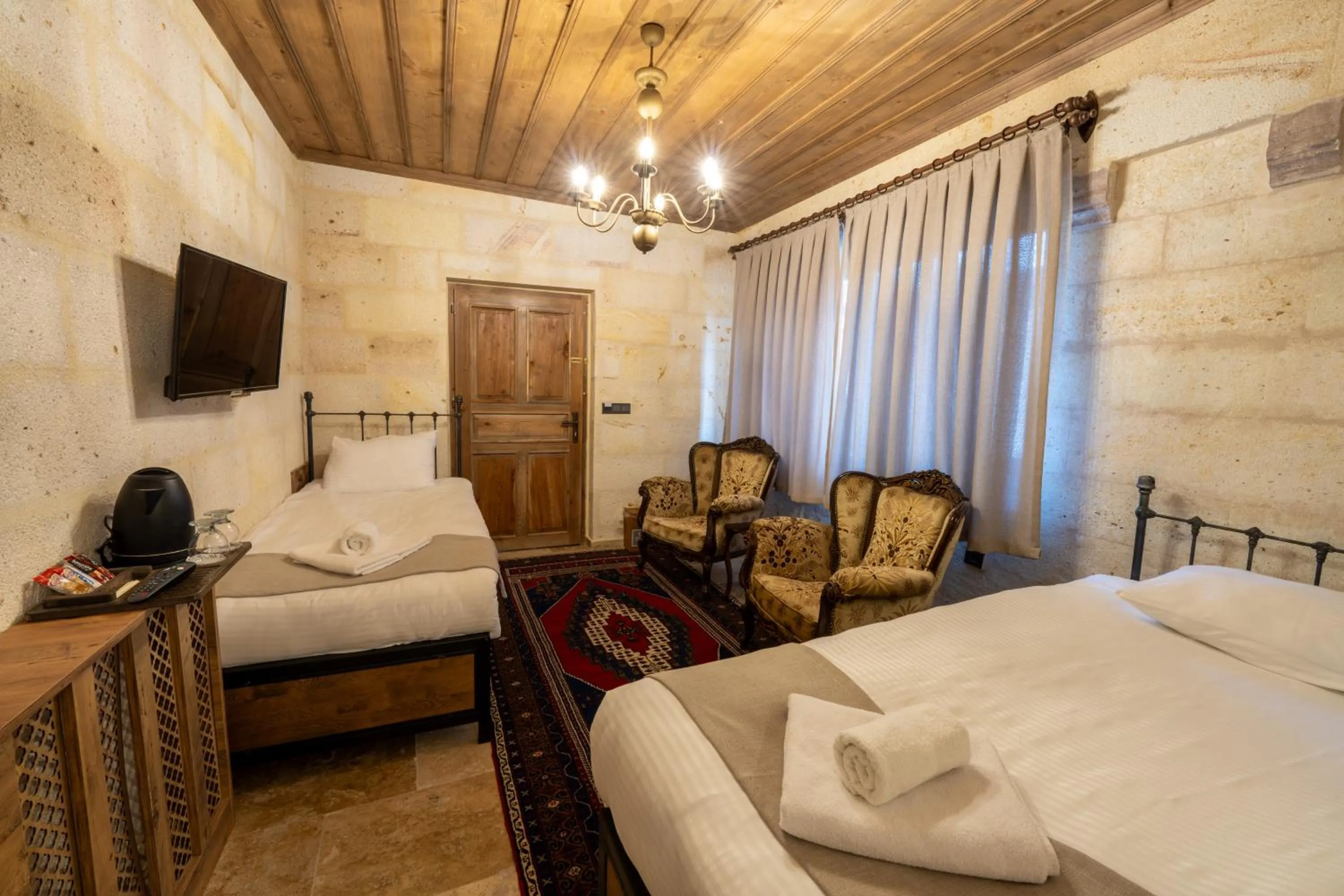 Communal lounge/ TV room, Bed in Library Cave House