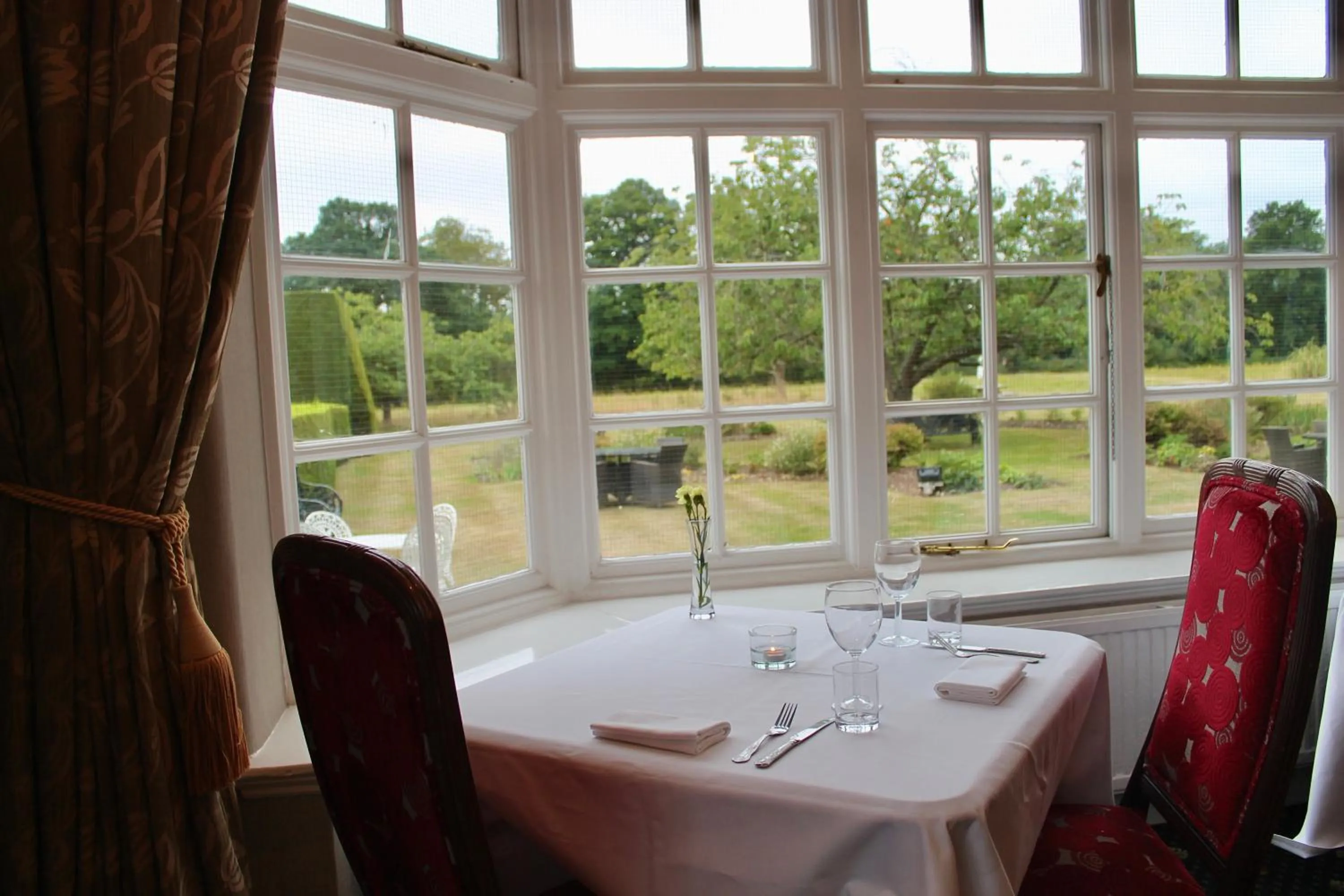 Restaurant/places to eat in Grovefield House Hotel By Uno
