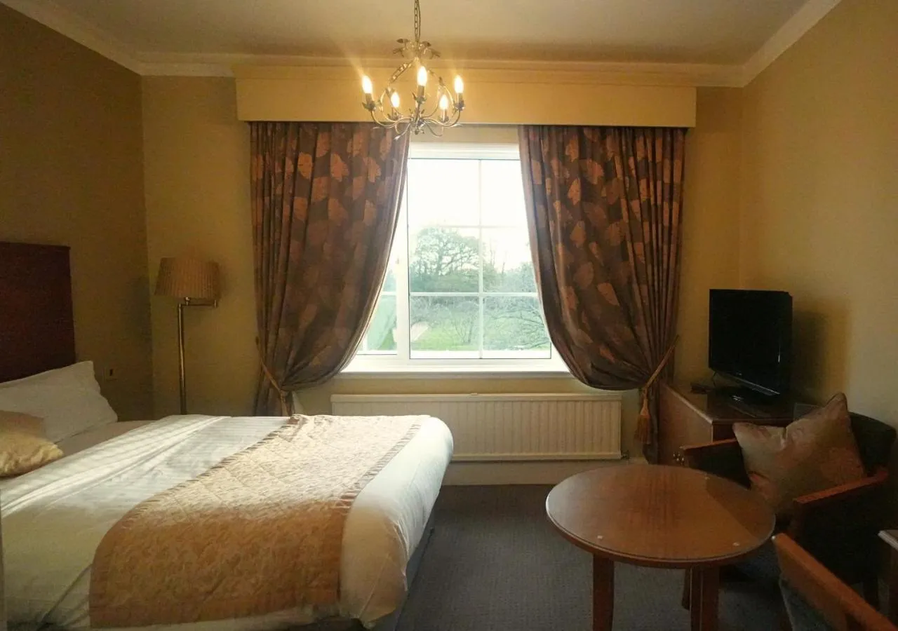 Bed in Grovefield House Hotel By Uno