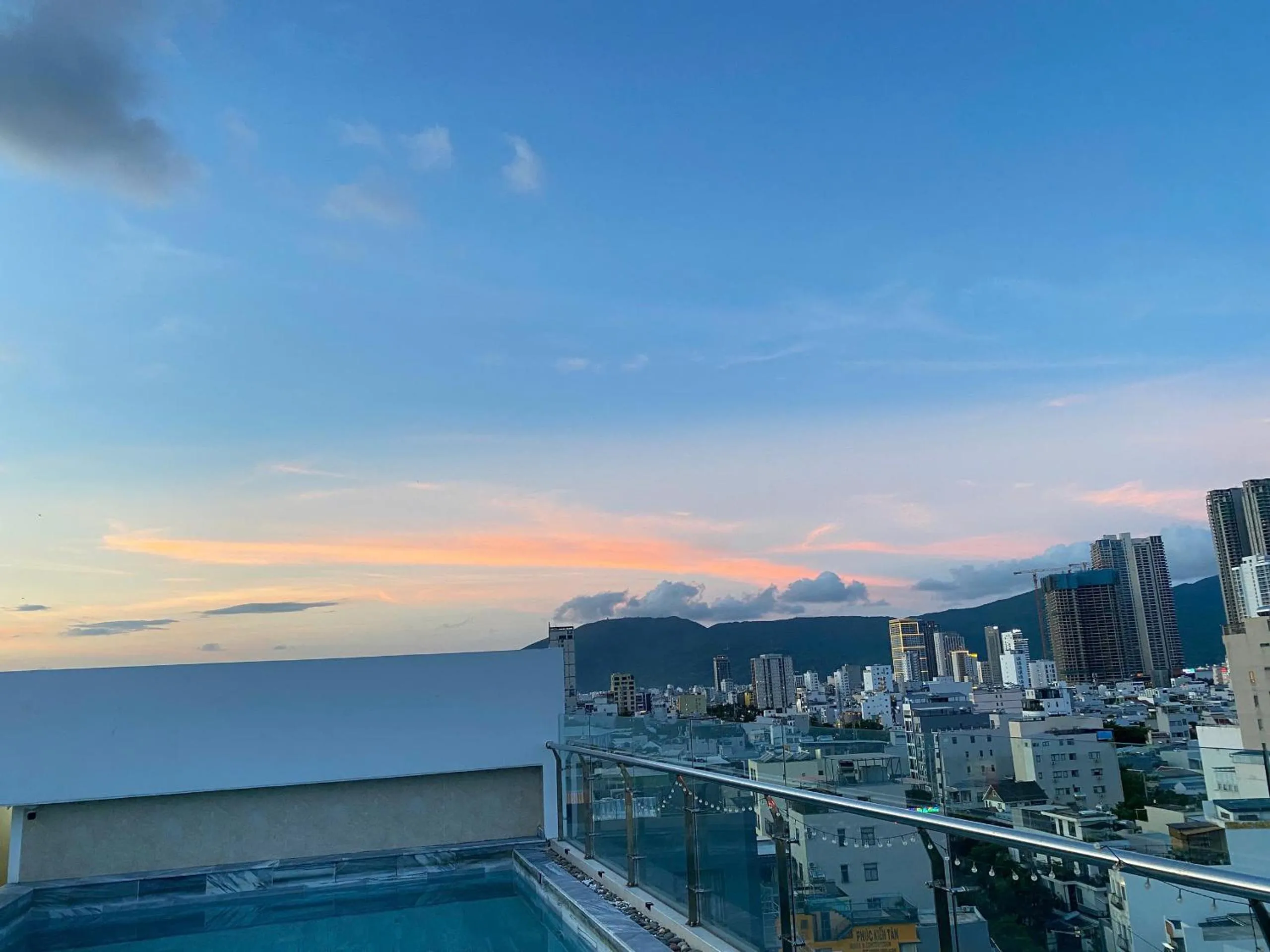 Swimming pool in MiAn Hotel Danang - Infinity Pool