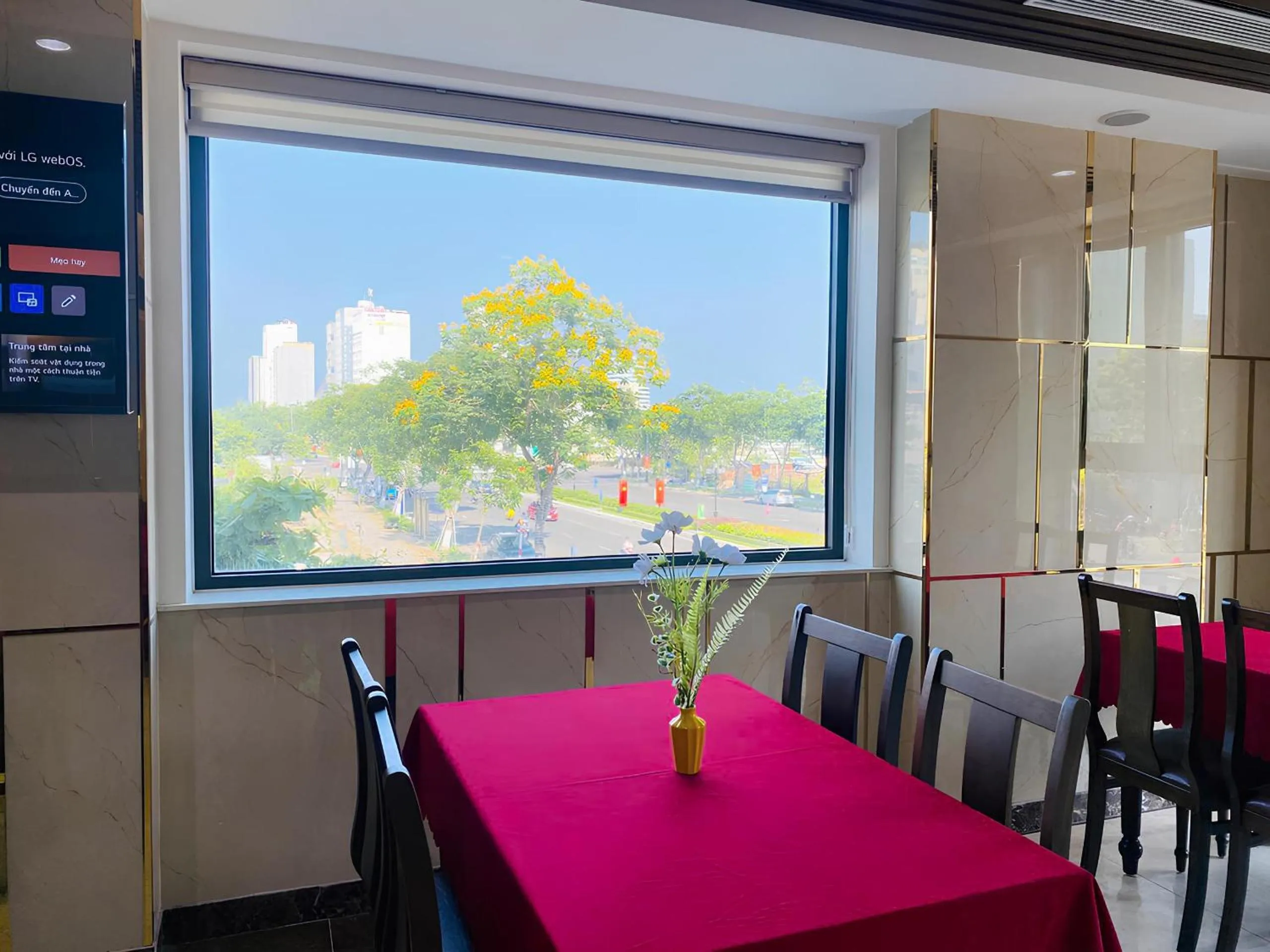 Restaurant/places to eat in MiAn Hotel Danang - Infinity Pool