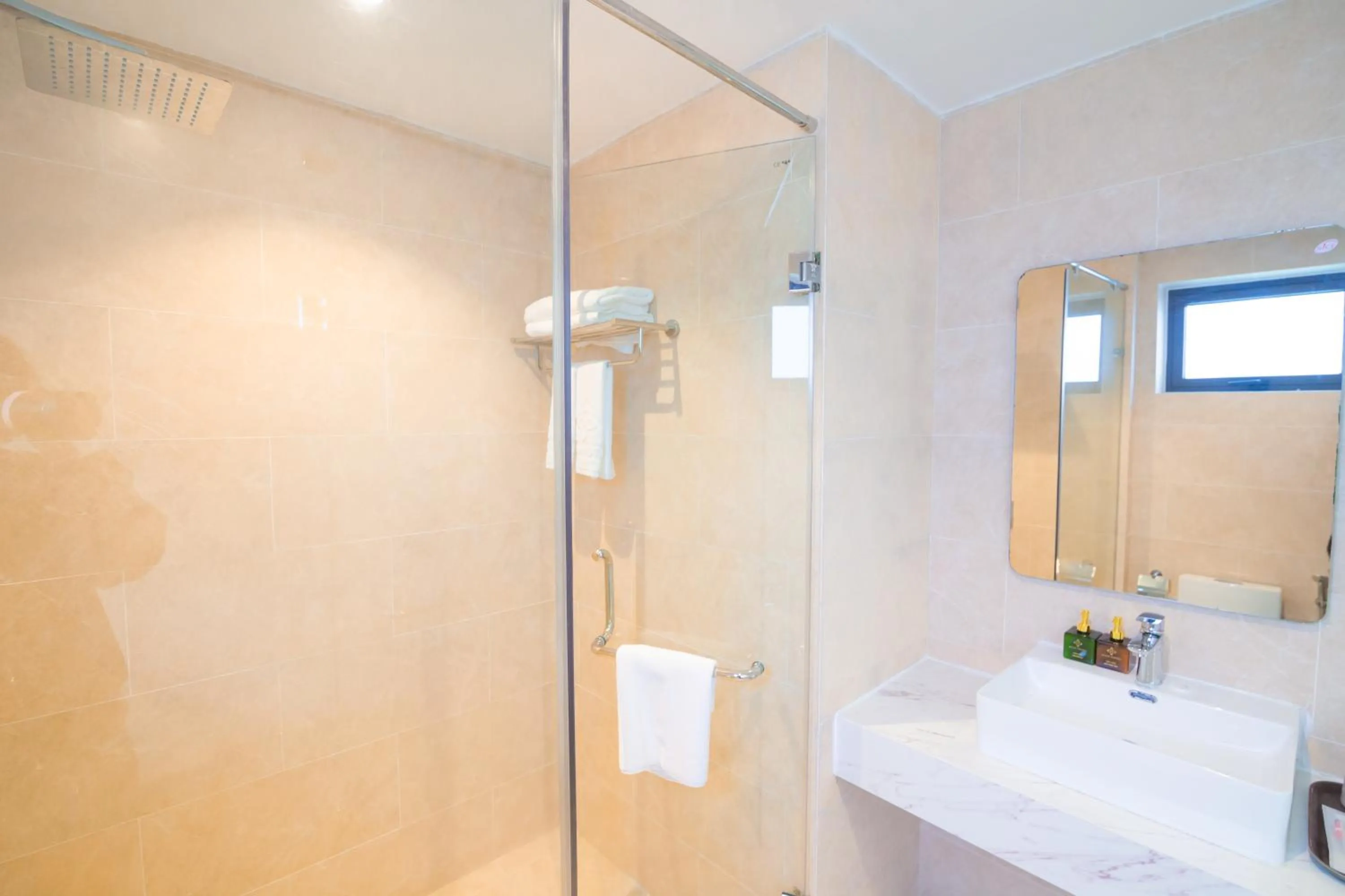 Shower in MiAn Hotel Danang - Infinity Pool