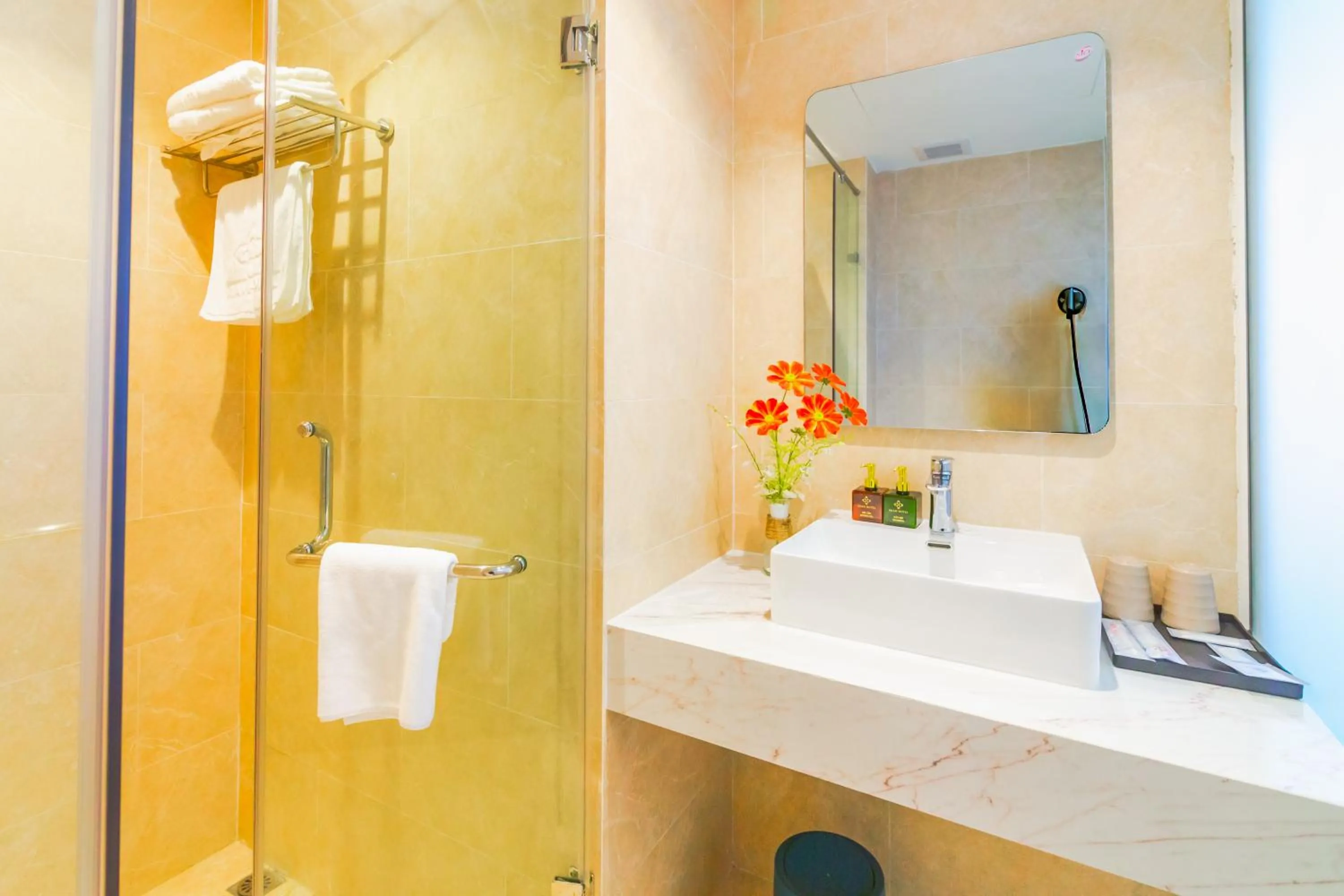 Shower in MiAn Hotel Danang - Infinity Pool