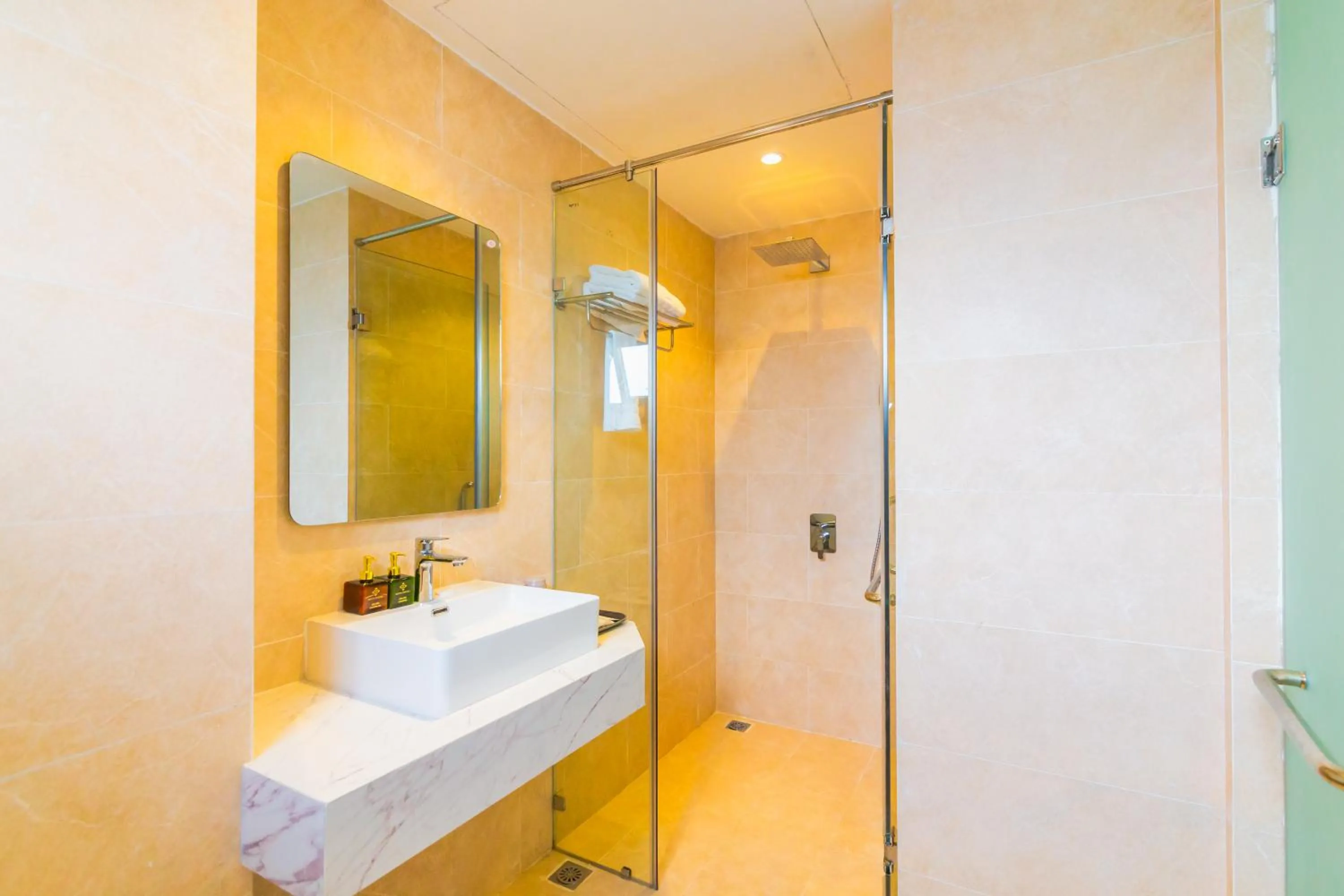 Bathroom in MiAn Hotel Danang - Infinity Pool