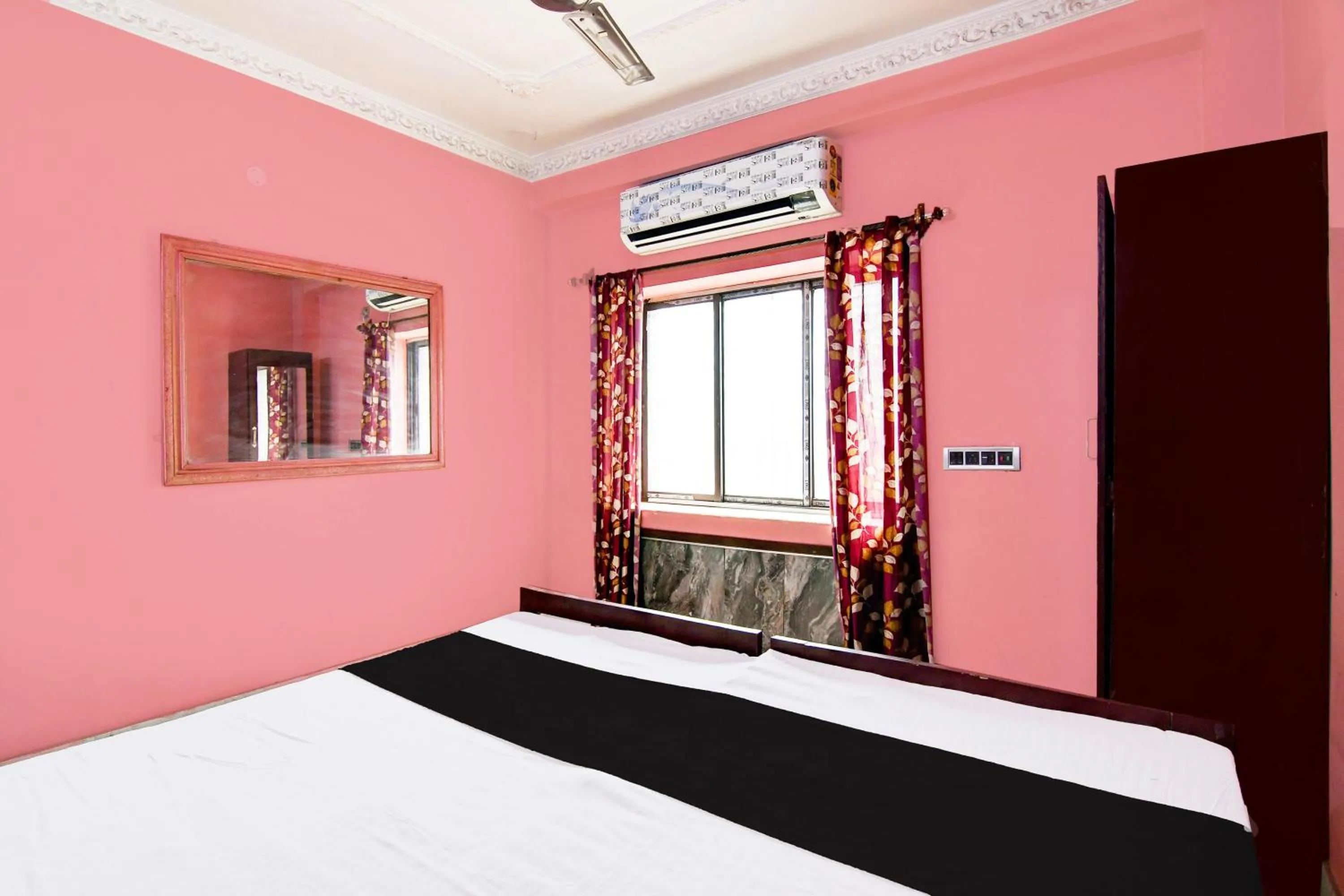 Bedroom, Bed in Hotel O Royal Green Guest House