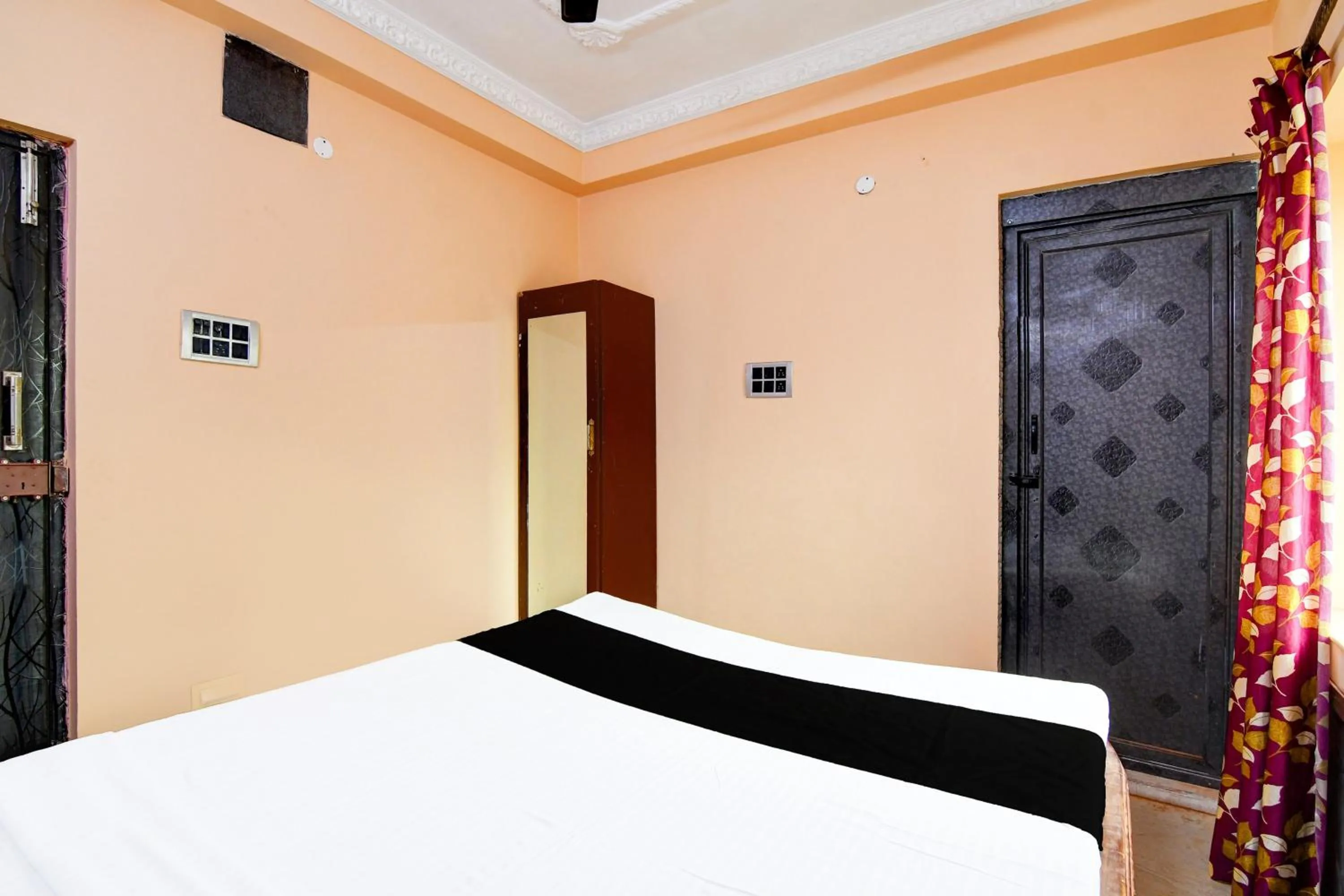 Bedroom, Bed in Hotel O Royal Green Guest House