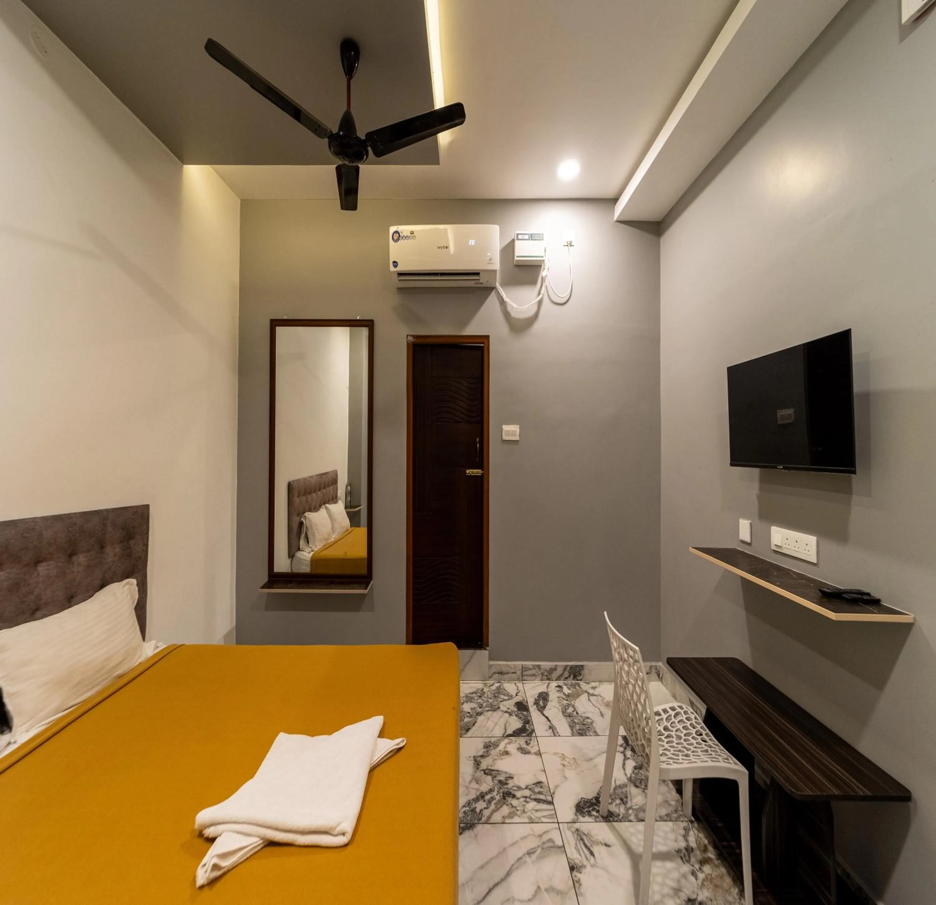 air conditioner, Bed in Hotel Bees