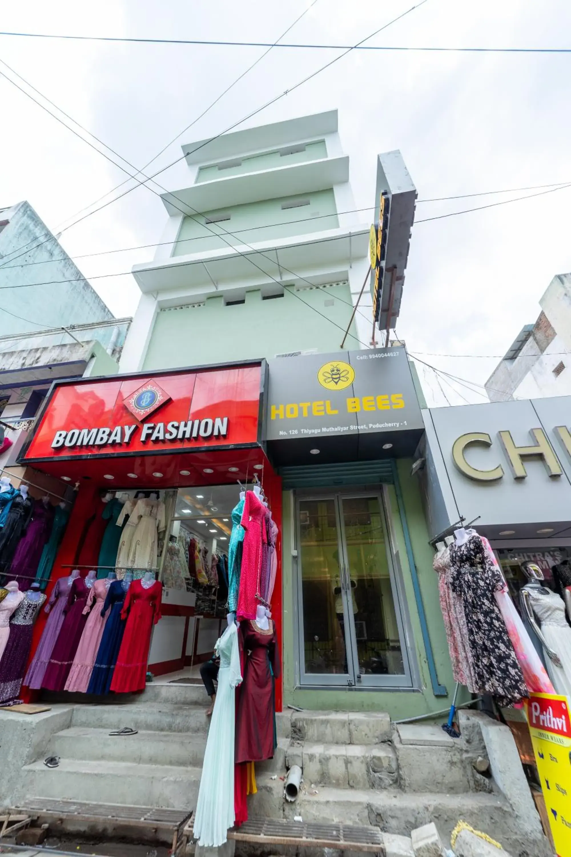 Facade/entrance in Hotel Bees Facade/entrance in Hotel Bees