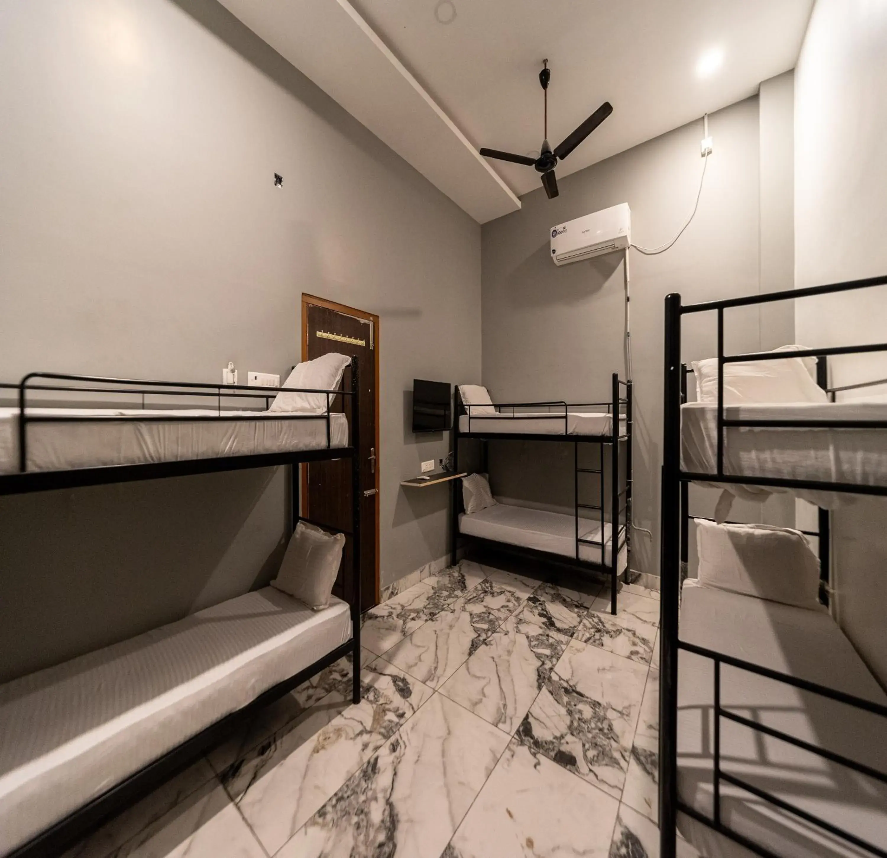 Bed in Hotel Bees Bed in Hotel Bees