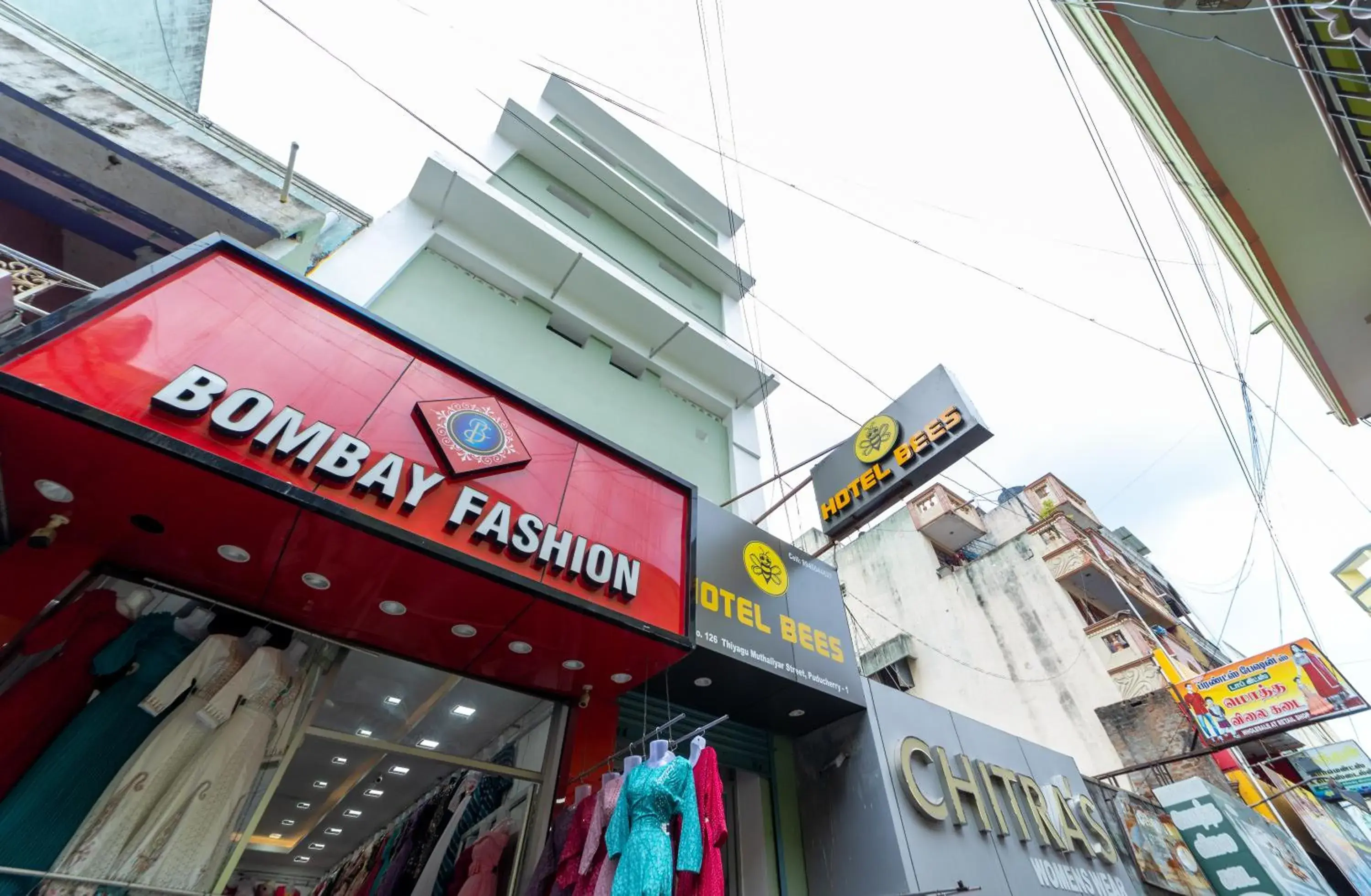 Facade/entrance in Hotel Bees Facade/entrance in Hotel Bees