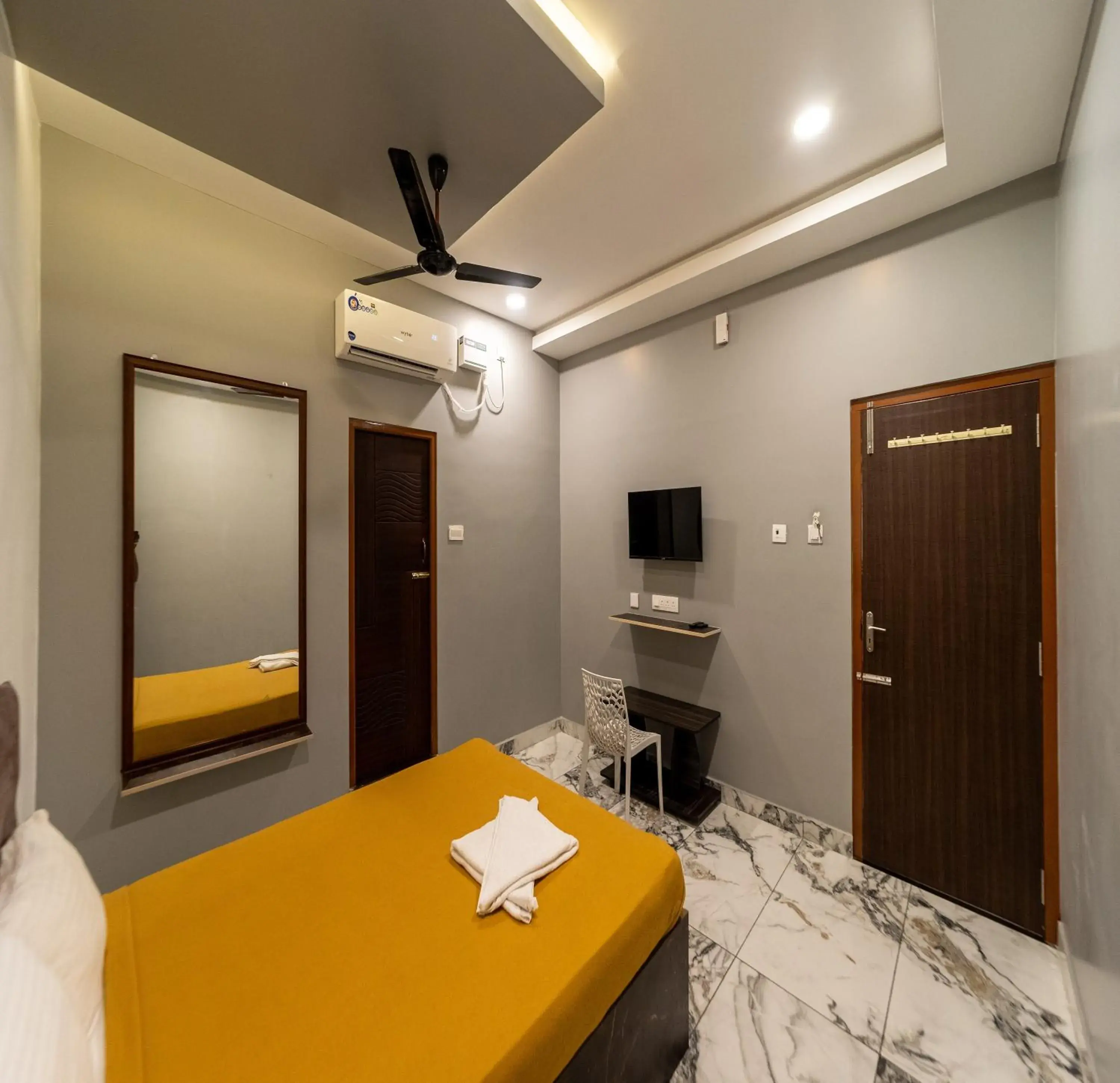 TV and multimedia, Bed in Hotel Bees TV and multimedia, Bed in Hotel Bees