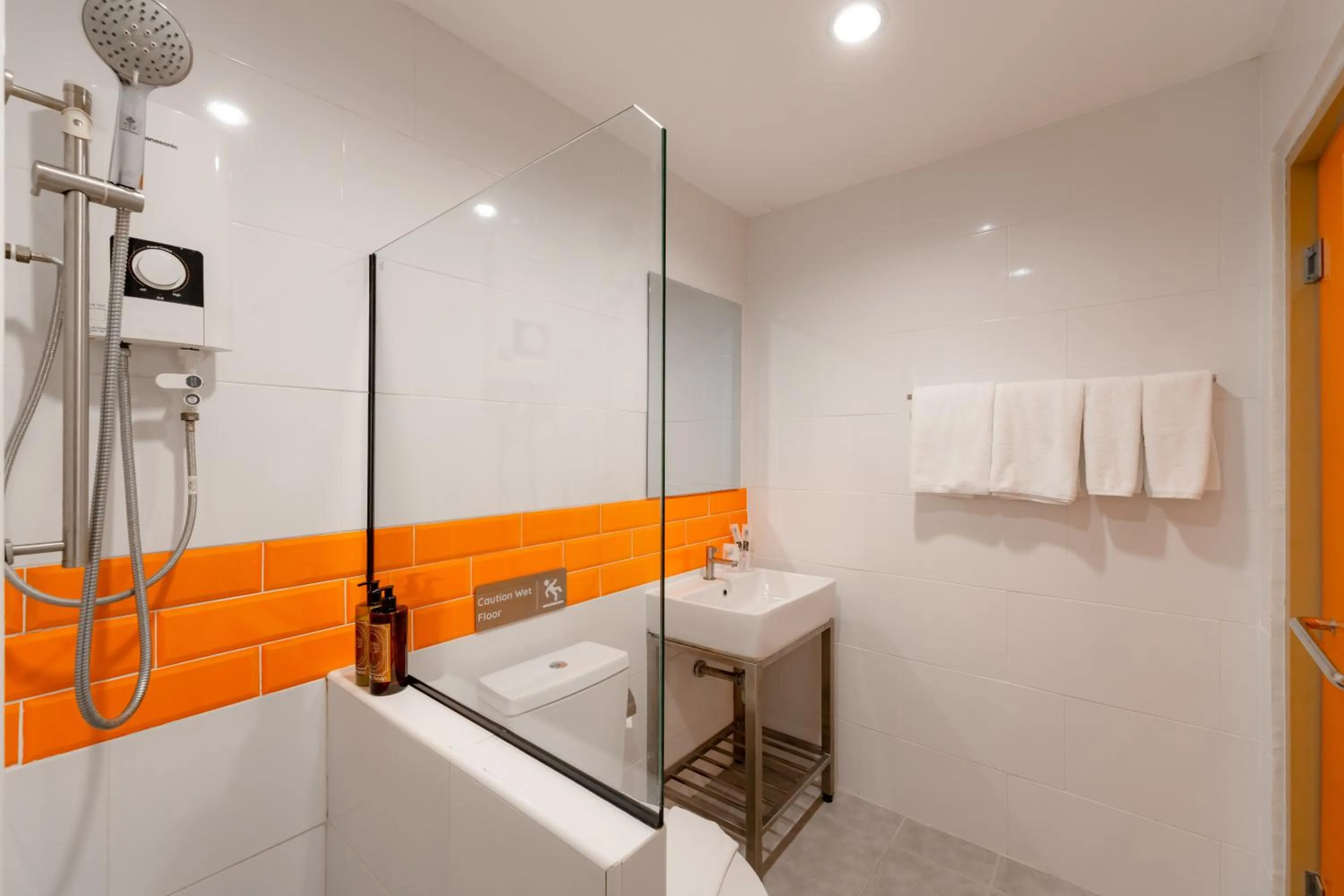 Shower in Moji Don Mueang Airport Hotel - Bangkok