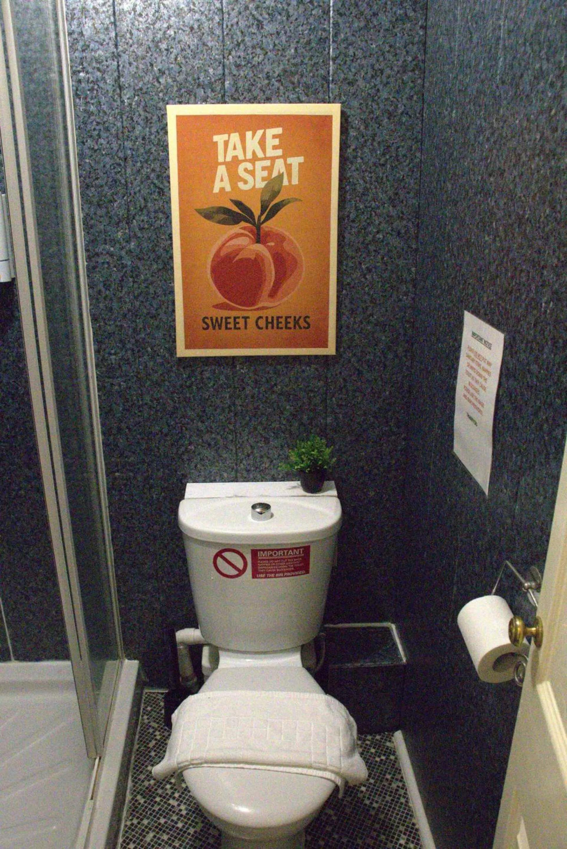 Bathroom in Glen Allan Hotel