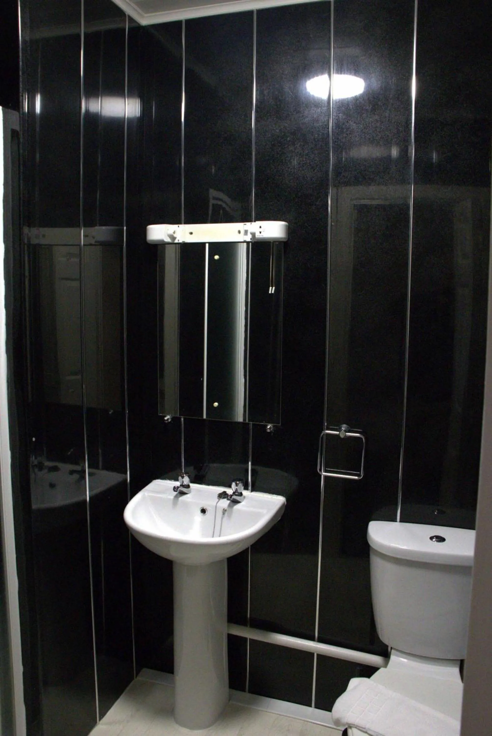 Bathroom in Glen Allan Hotel