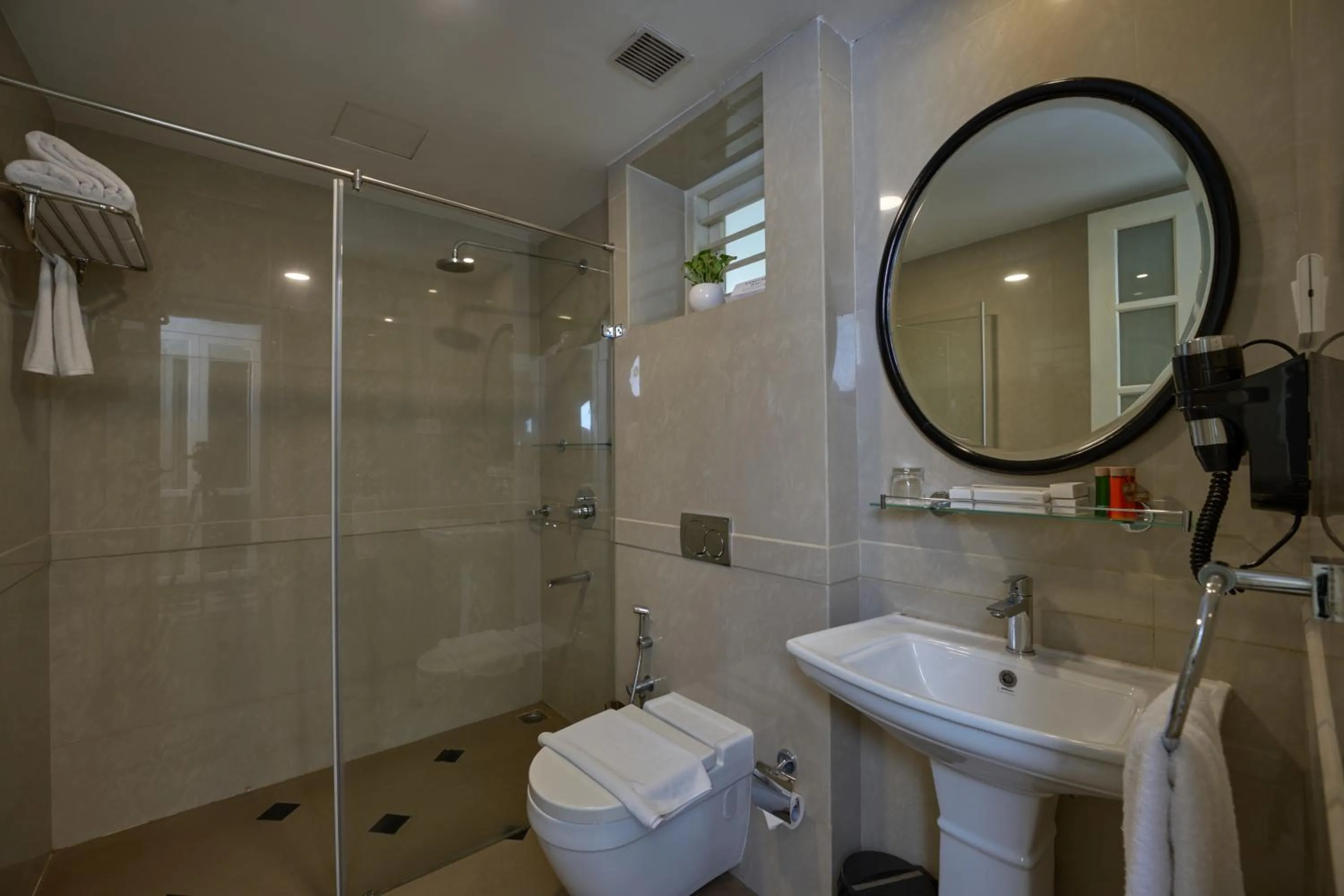 Bathroom in The Old Court House By Abad