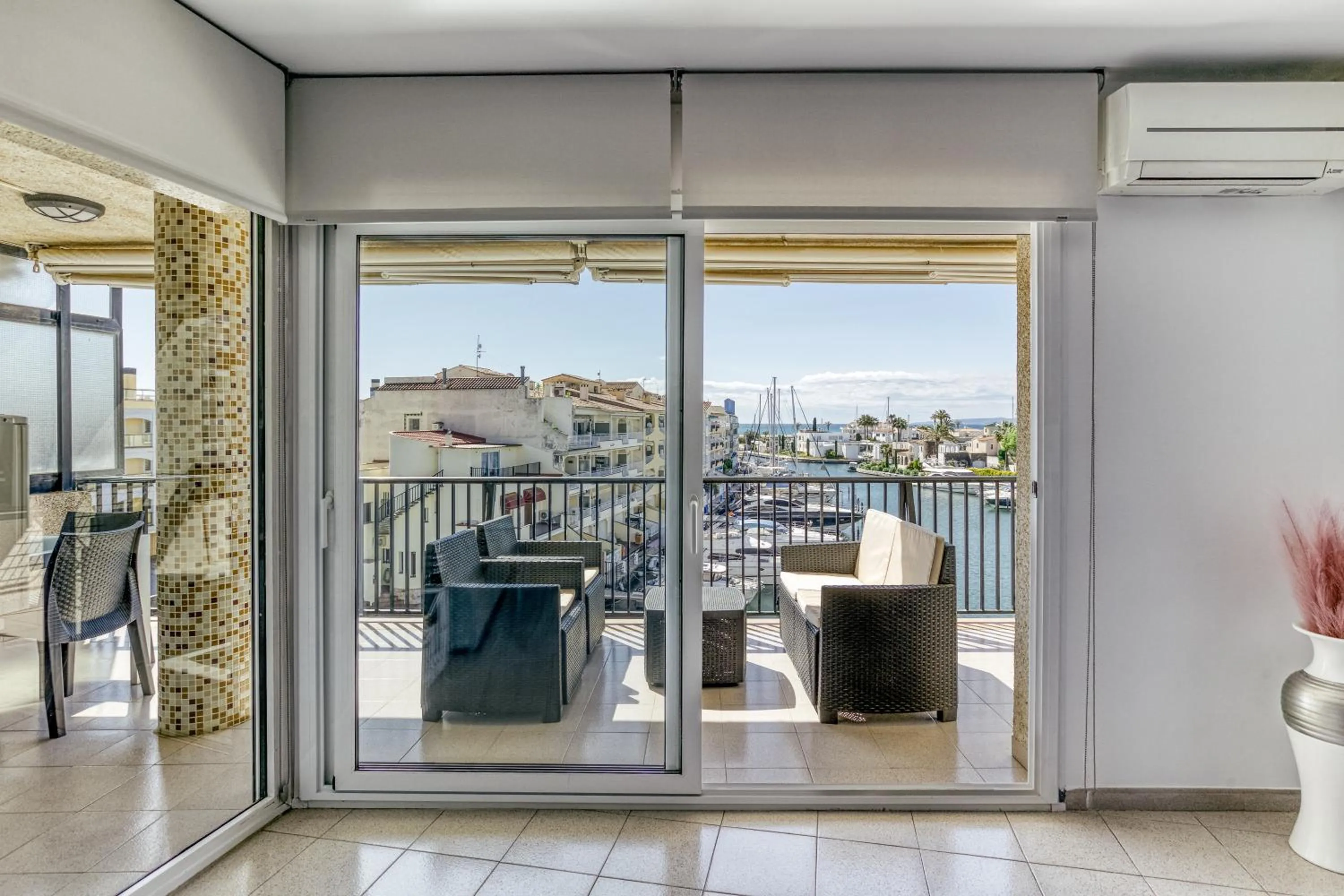 Property building in Apartamento Con Vistas A Mar
