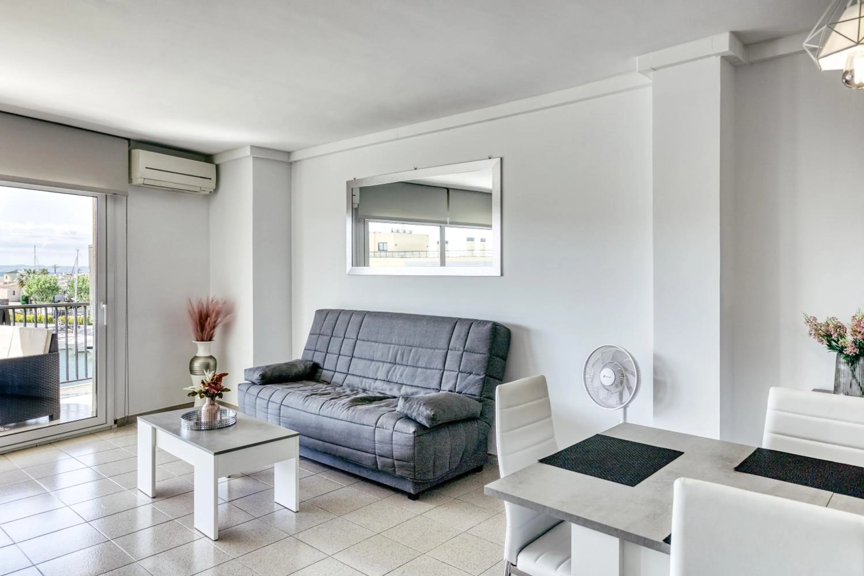 Property building in Apartamento Con Vistas A Mar