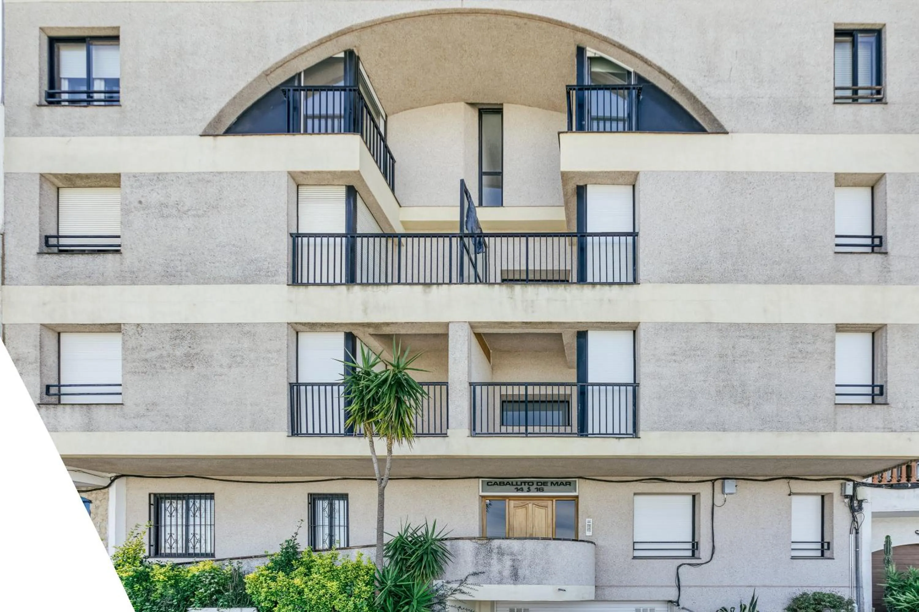 Property building in Apartamento Con Vistas A Mar