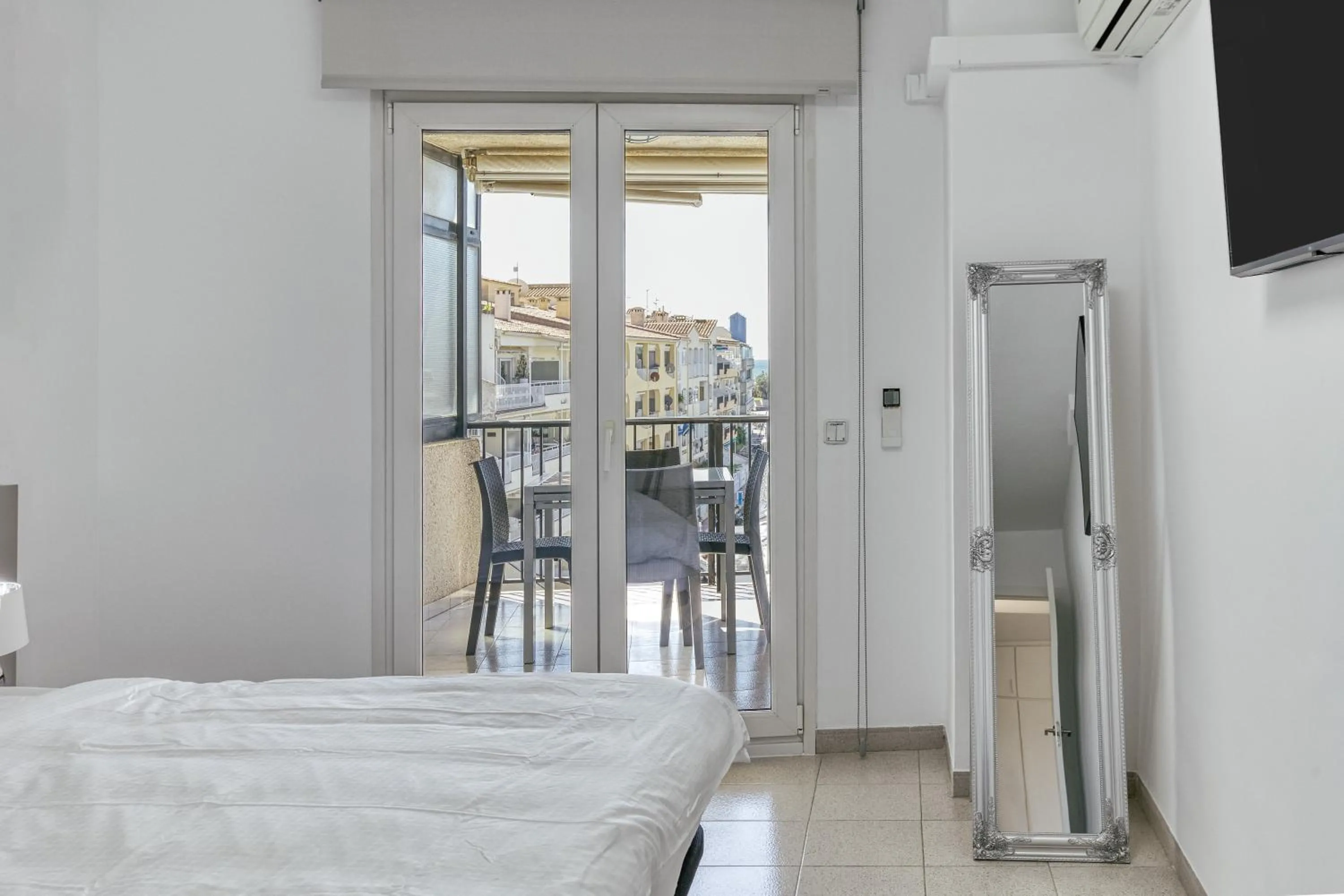 Property building, Bed in Apartamento Con Vistas A Mar