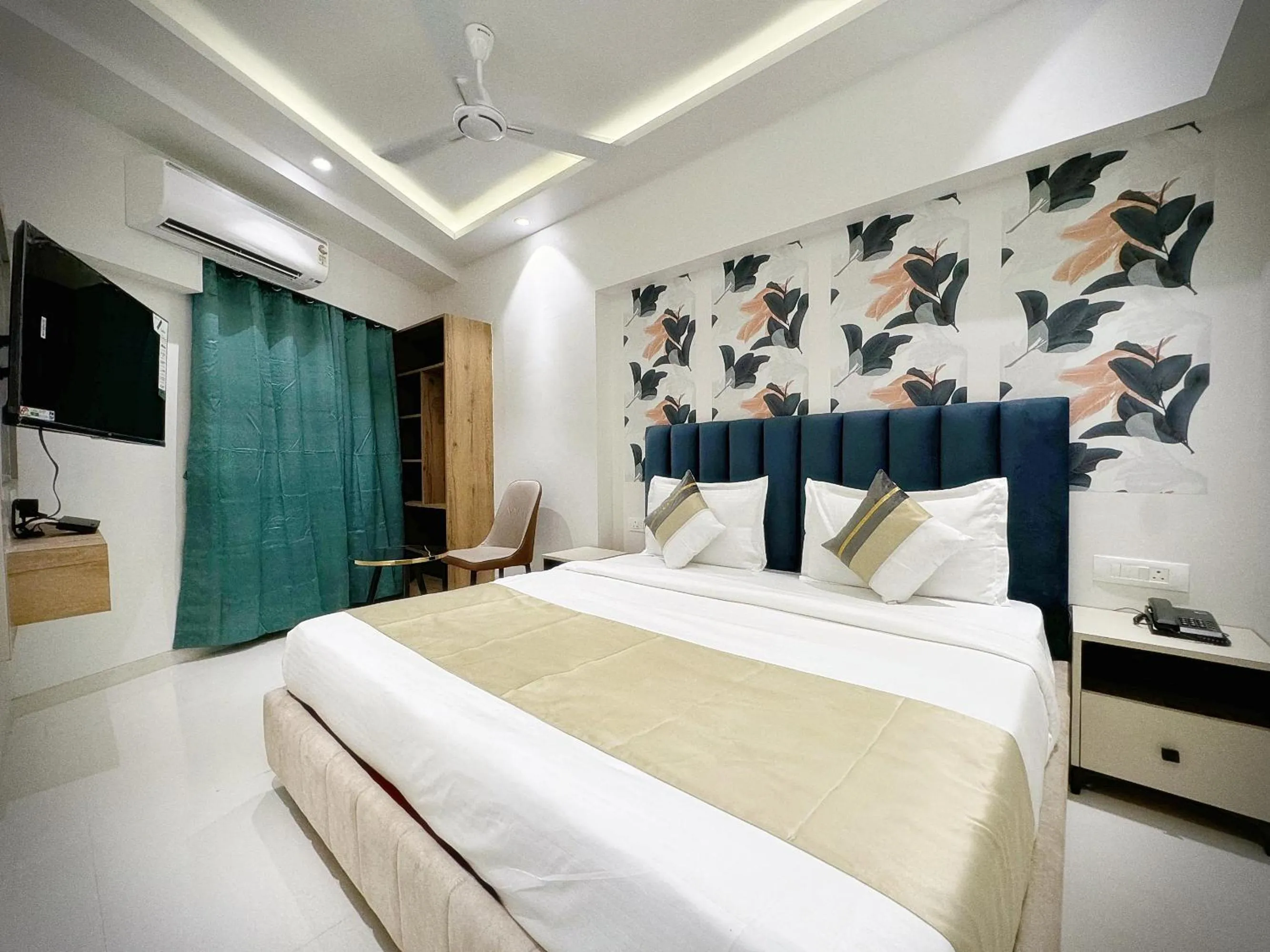 TV and multimedia, Bed in The Orion Premium Suites