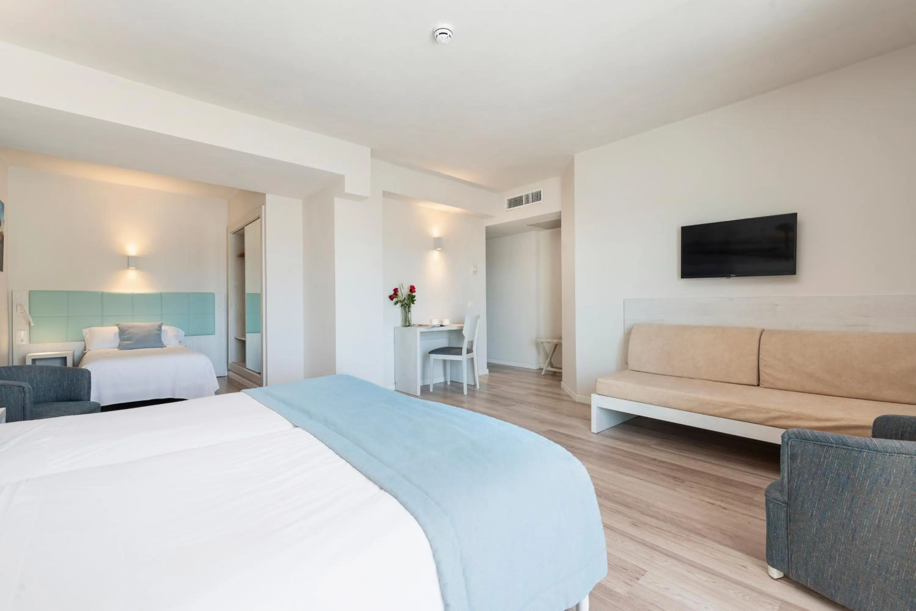 Photo of the whole room, Bed in O7 Nordeste Playa