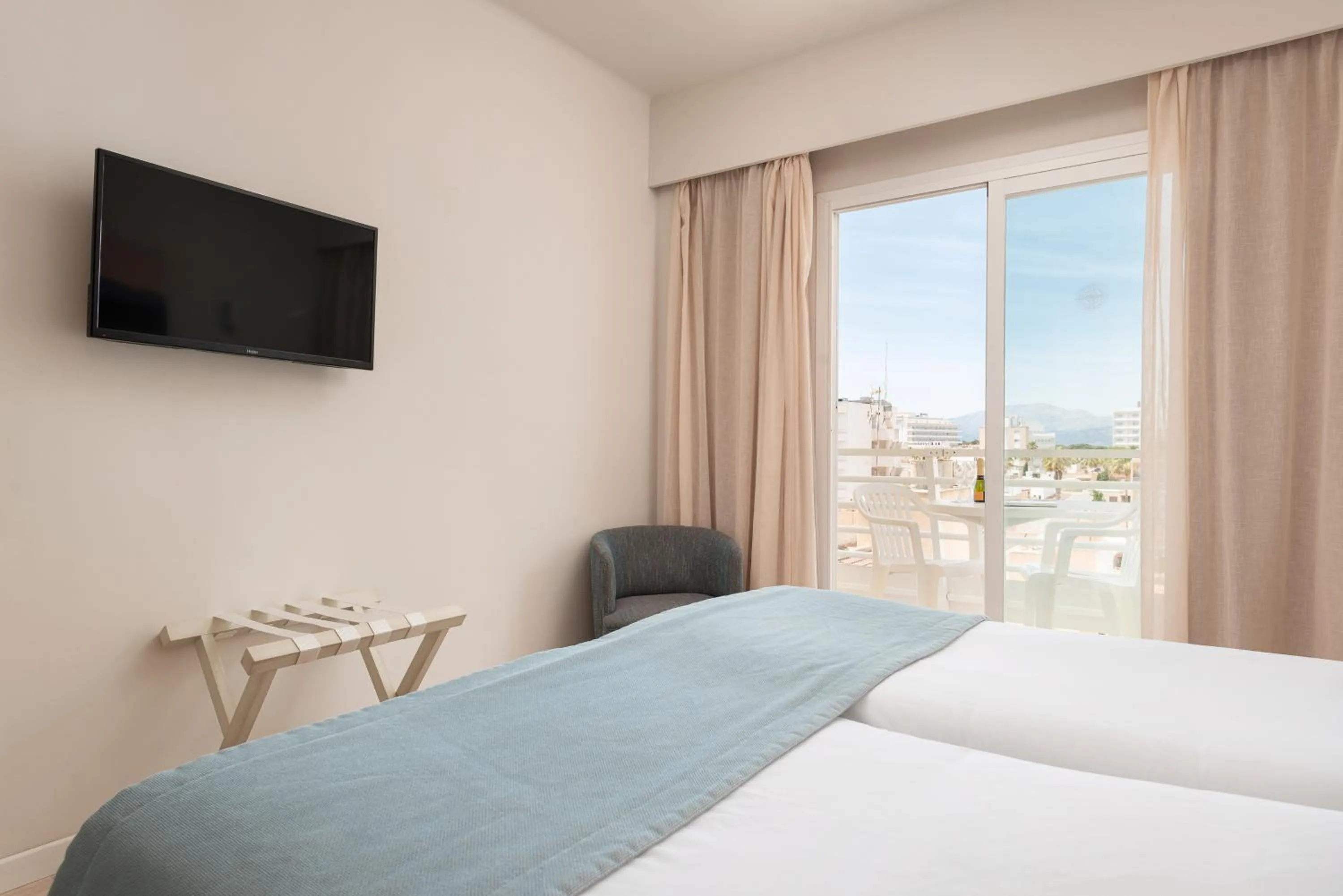 Photo of the whole room, Bed in O7 Nordeste Playa