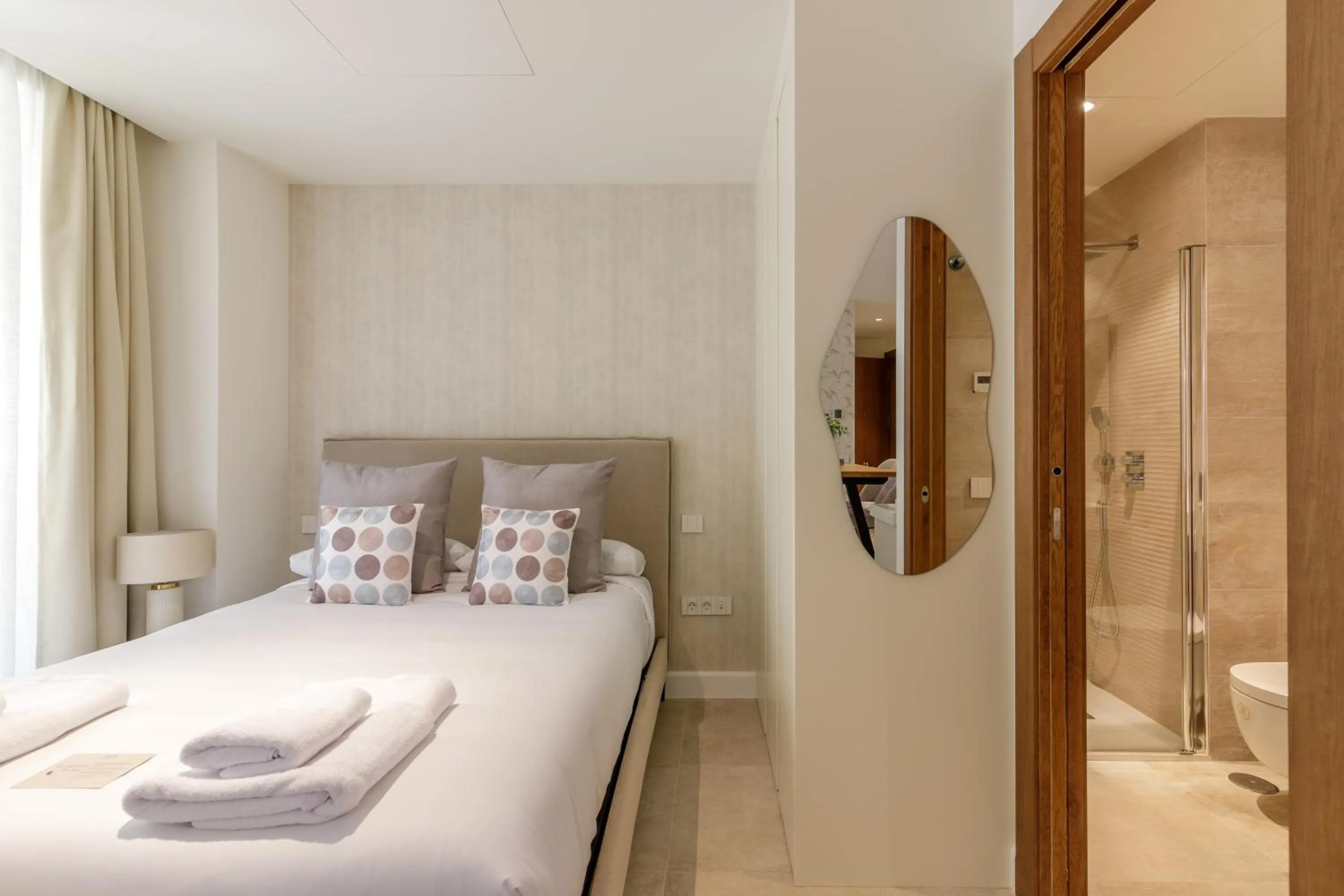 Shower, Bed in Plaza del Siglo Suites & Boutique Apartments by Caleta Homes