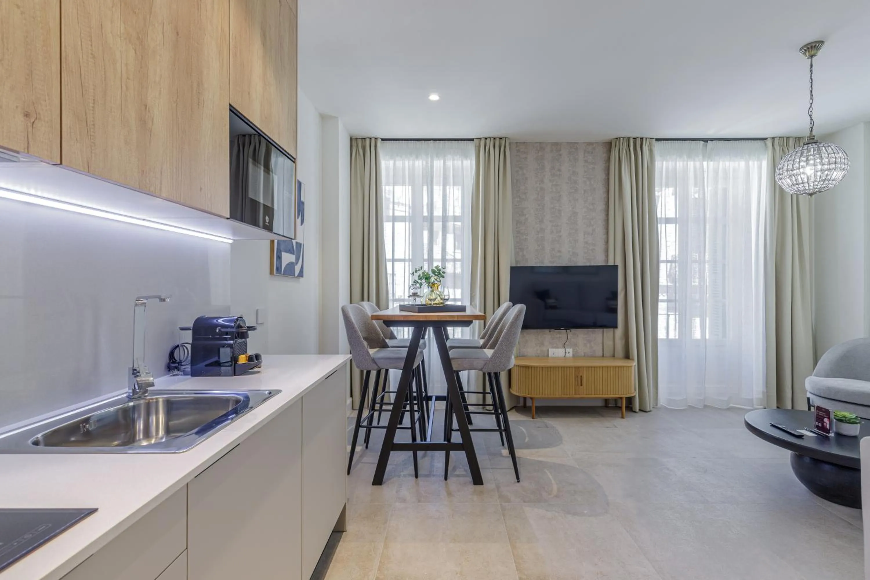 TV and multimedia in Plaza del Siglo Suites & Boutique Apartments by Caleta Homes