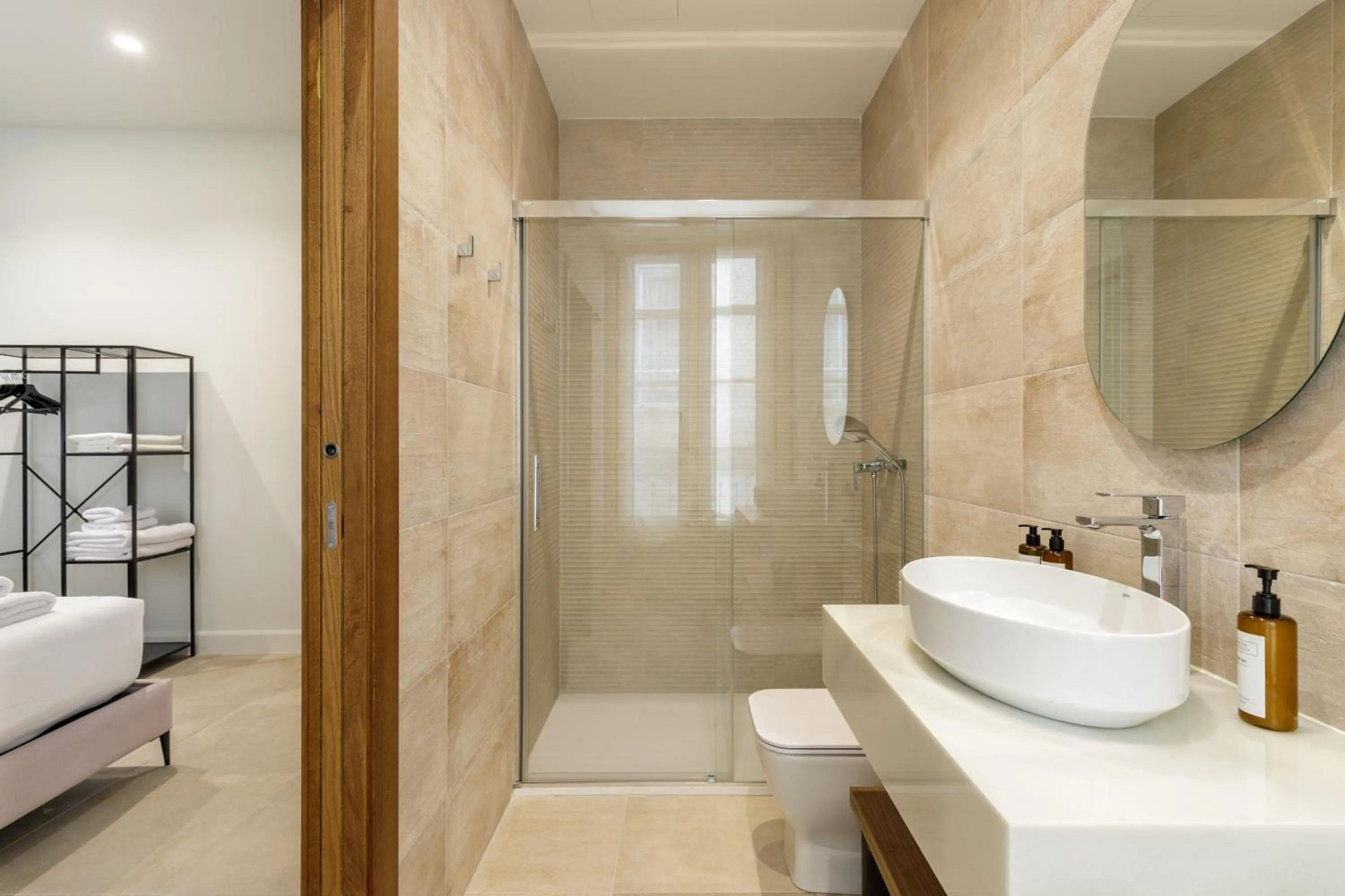 Shower, Bed in Plaza del Siglo Suites & Boutique Apartments by Caleta Homes