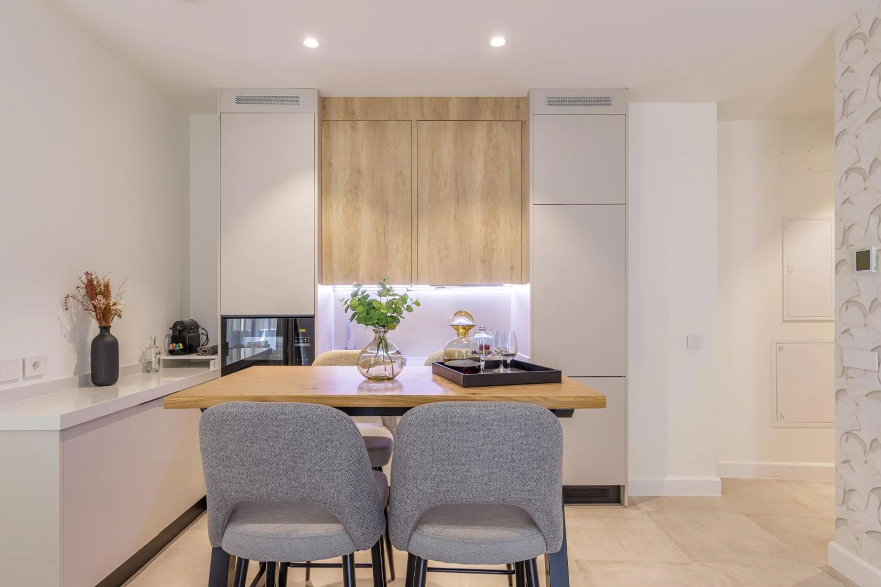 TV and multimedia in Plaza del Siglo Suites & Boutique Apartments by Caleta Homes