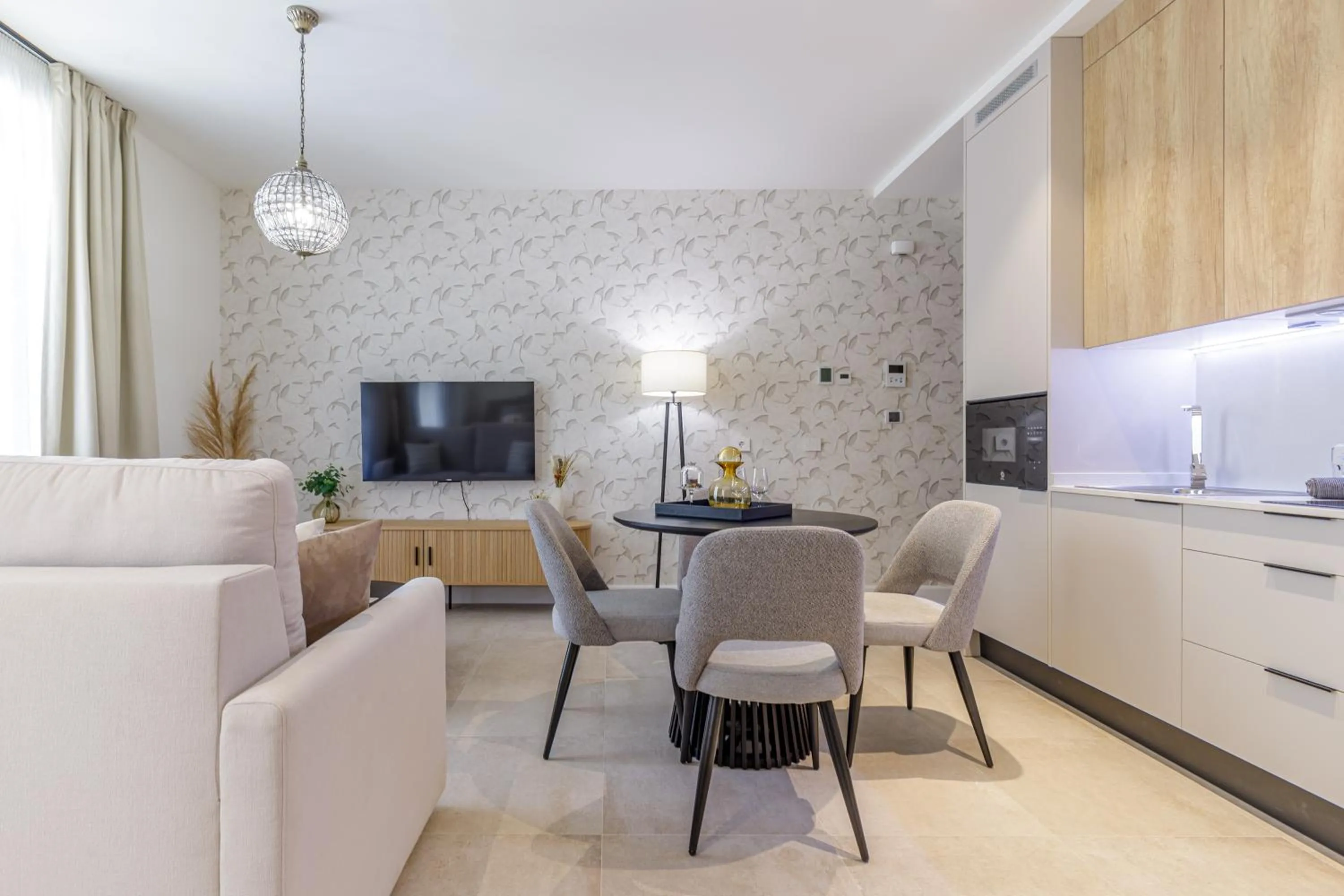 TV and multimedia in Plaza del Siglo Suites & Boutique Apartments by Caleta Homes