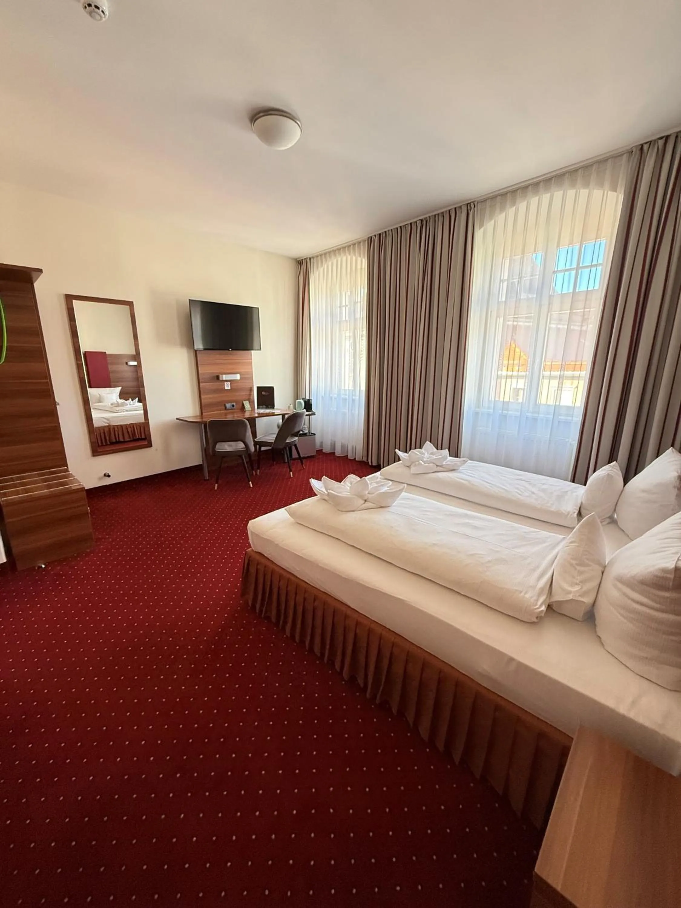 Photo of the whole room, Bed in Hotel Schwibbogen Altstadt & Apartments