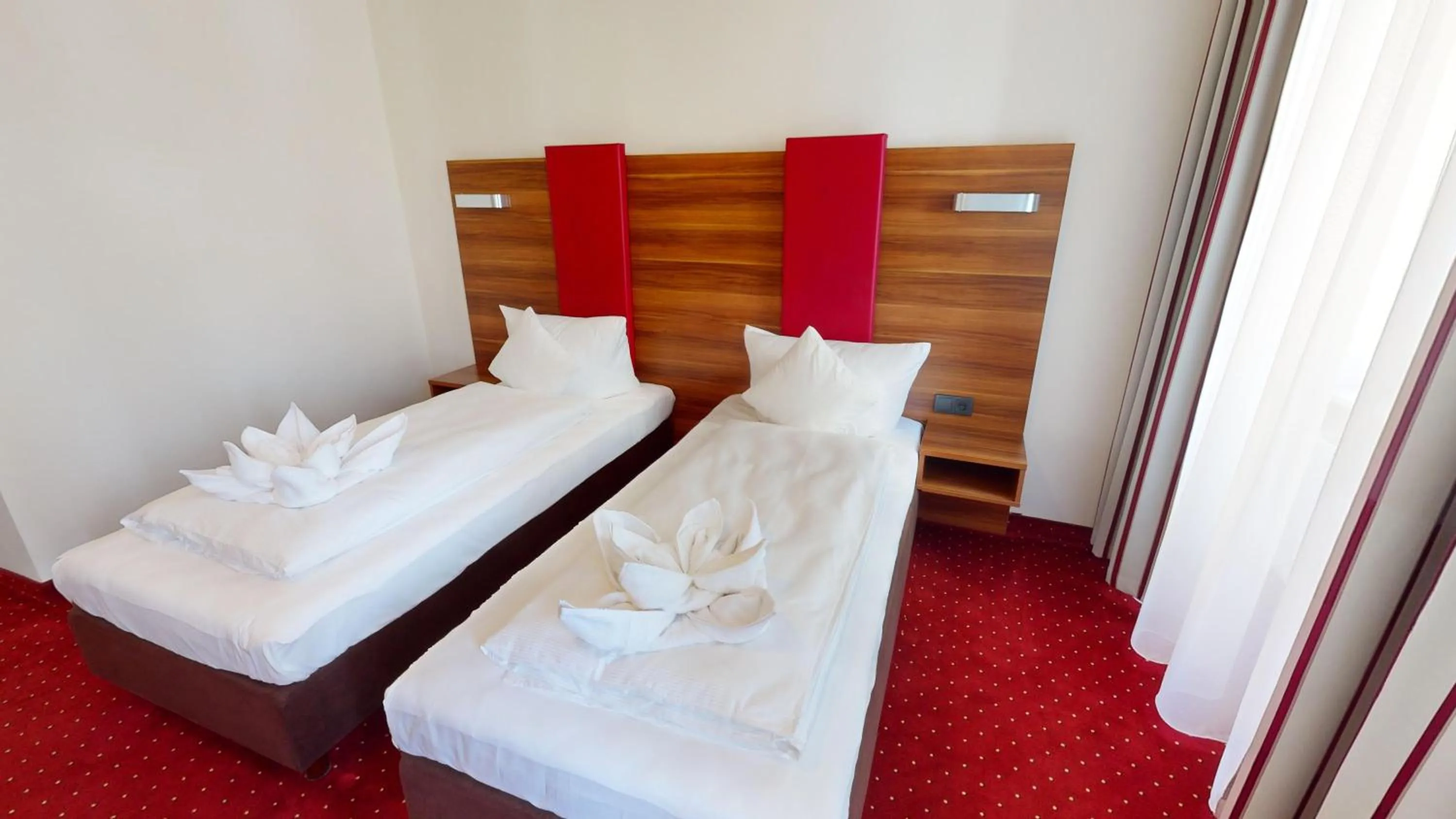 Photo of the whole room, Bed in Hotel Schwibbogen Altstadt & Apartments