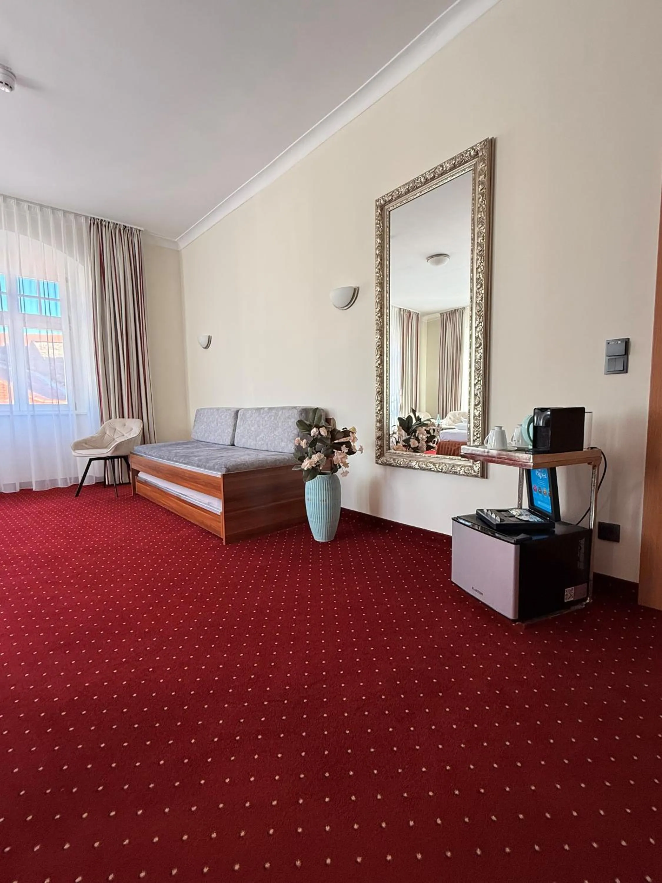 Photo of the whole room, Bed in Hotel Schwibbogen Altstadt & Apartments