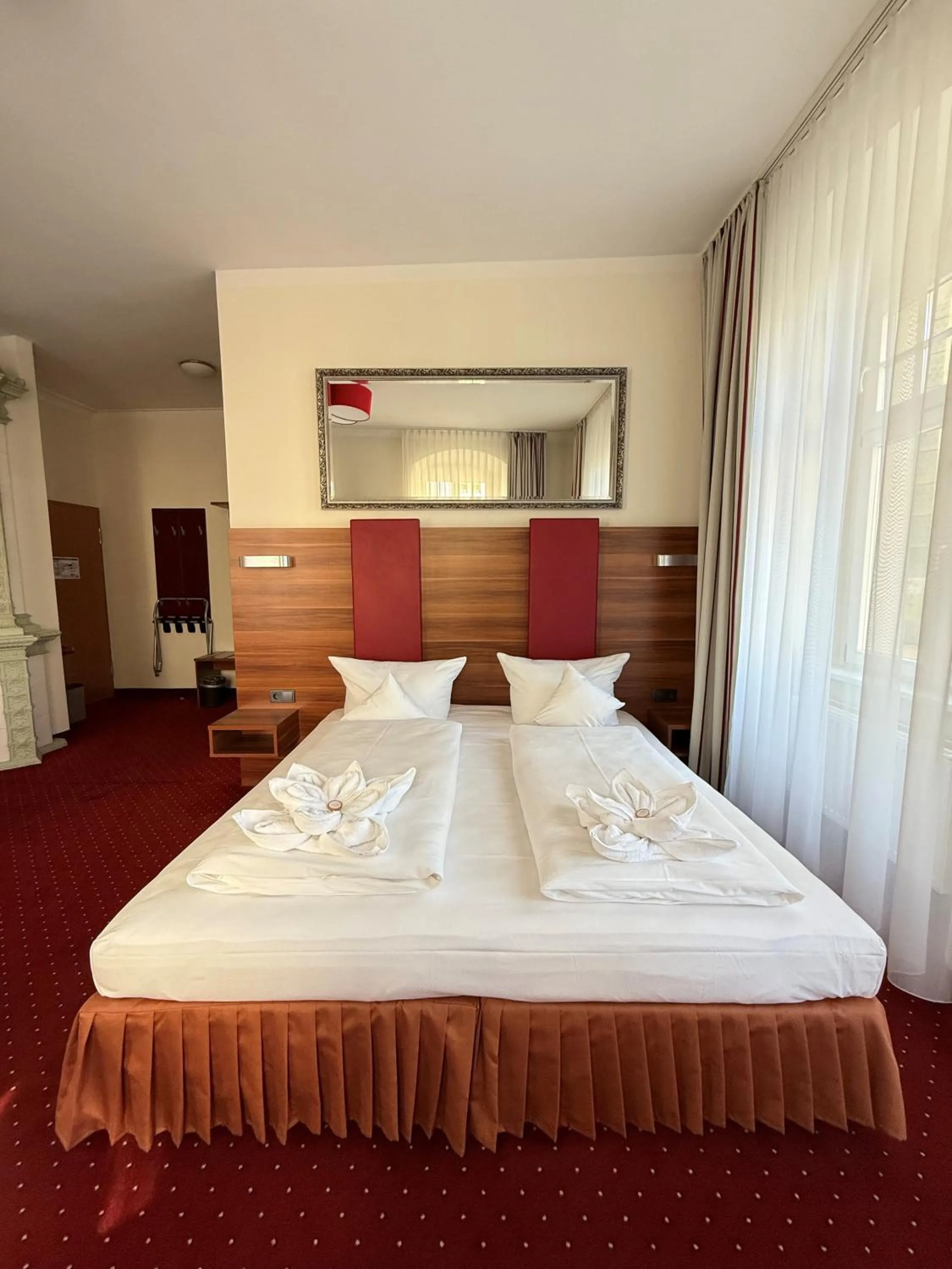 Photo of the whole room, Bed in Hotel Schwibbogen Altstadt & Apartments