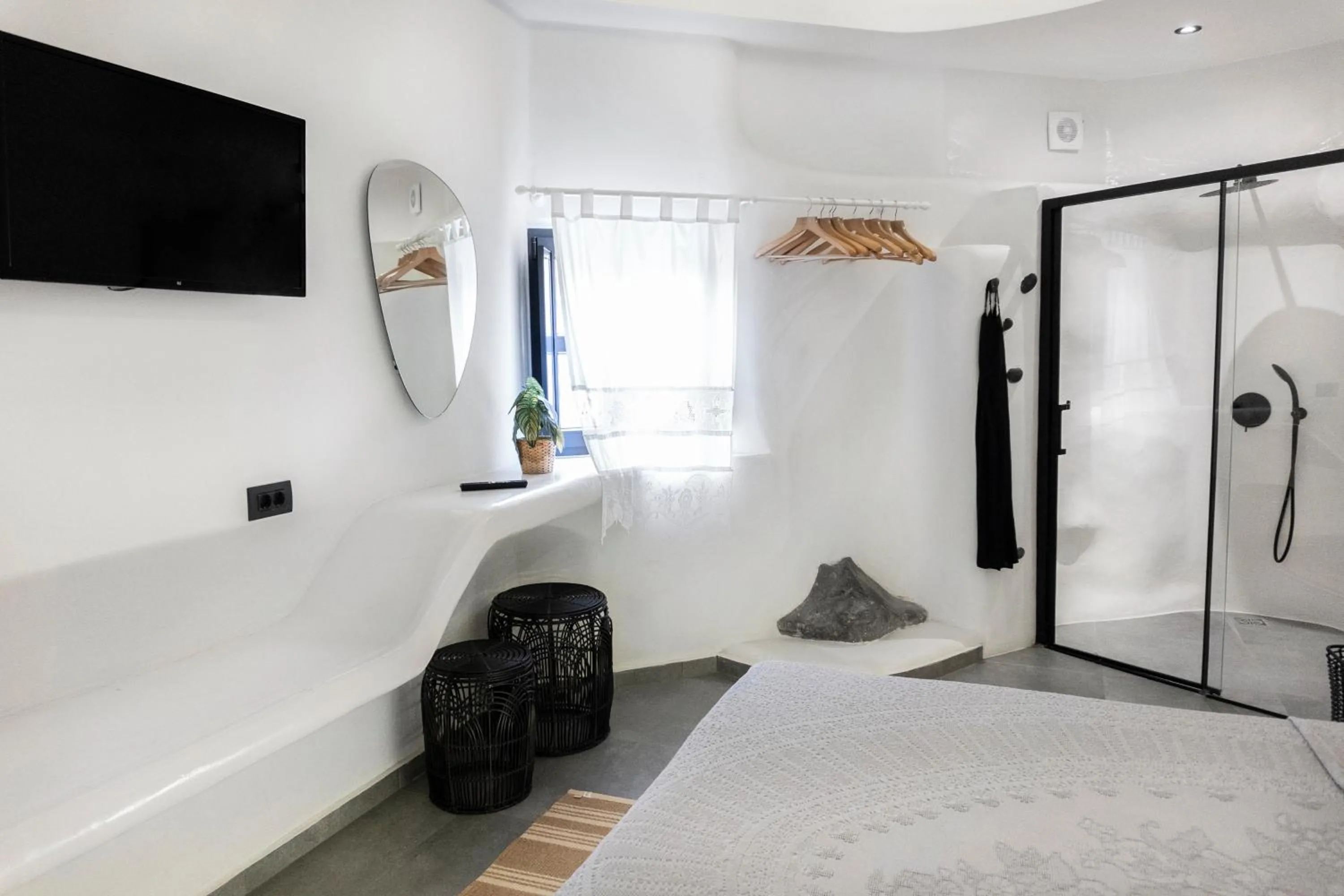 Photo of the whole room, Bed in Art and Sky