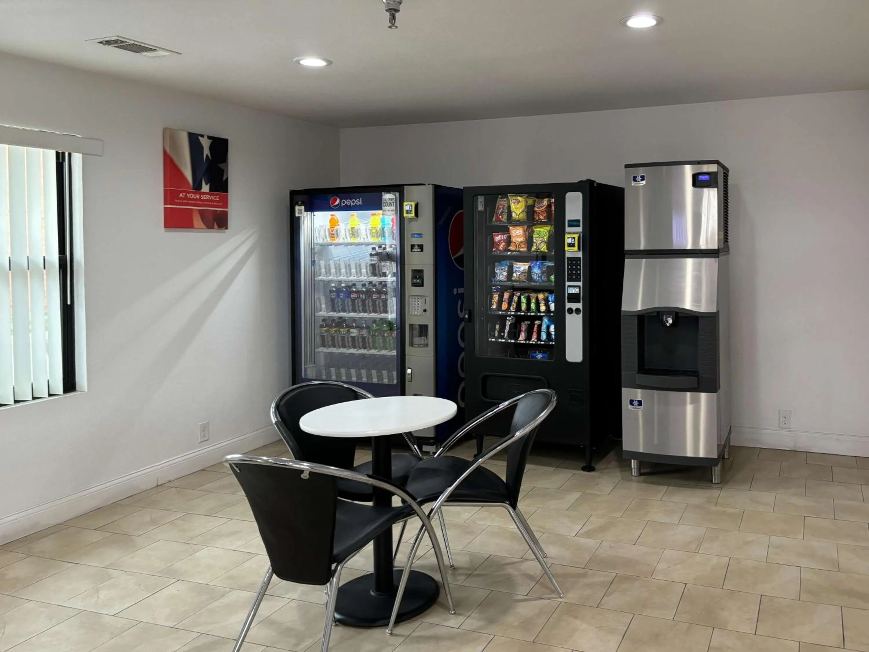 Photo of the whole room in Studio 6 Abilene, TX East