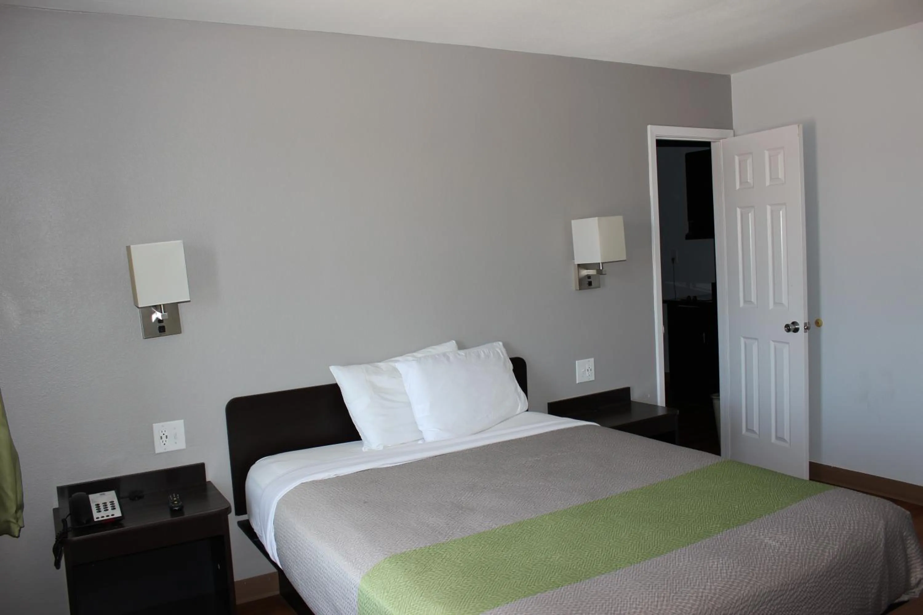 Bed in Studio 6 Abilene, TX East