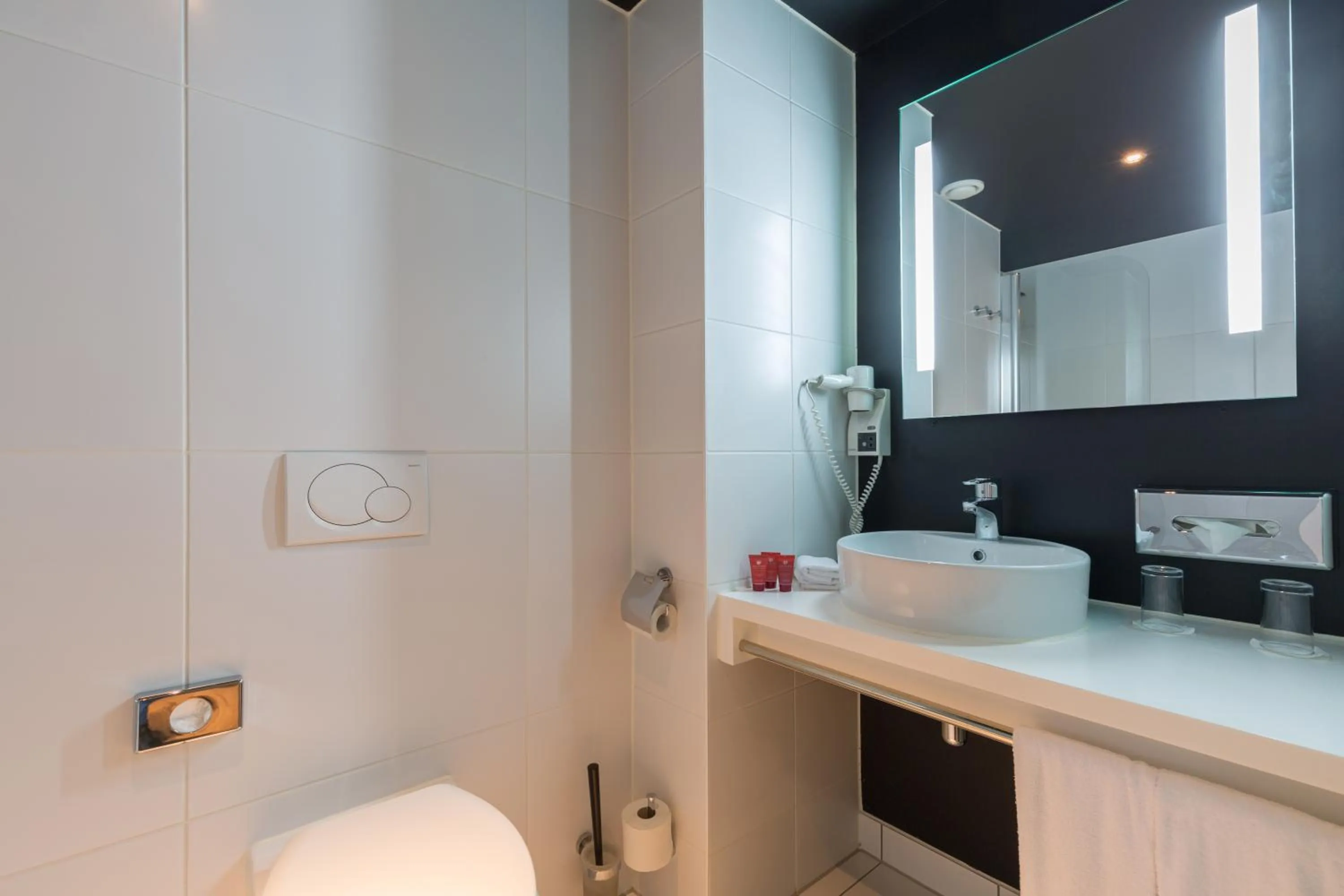 Bathroom in Leonardo Hotel Almere City Center