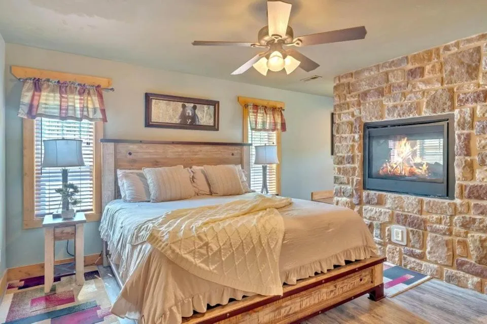 Bed in Splash Mountain Lodge by Eden Crest