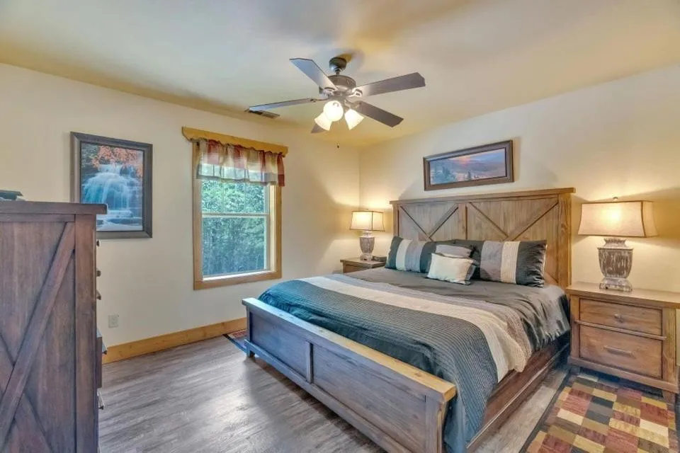 Bed in Splash Mountain Lodge by Eden Crest