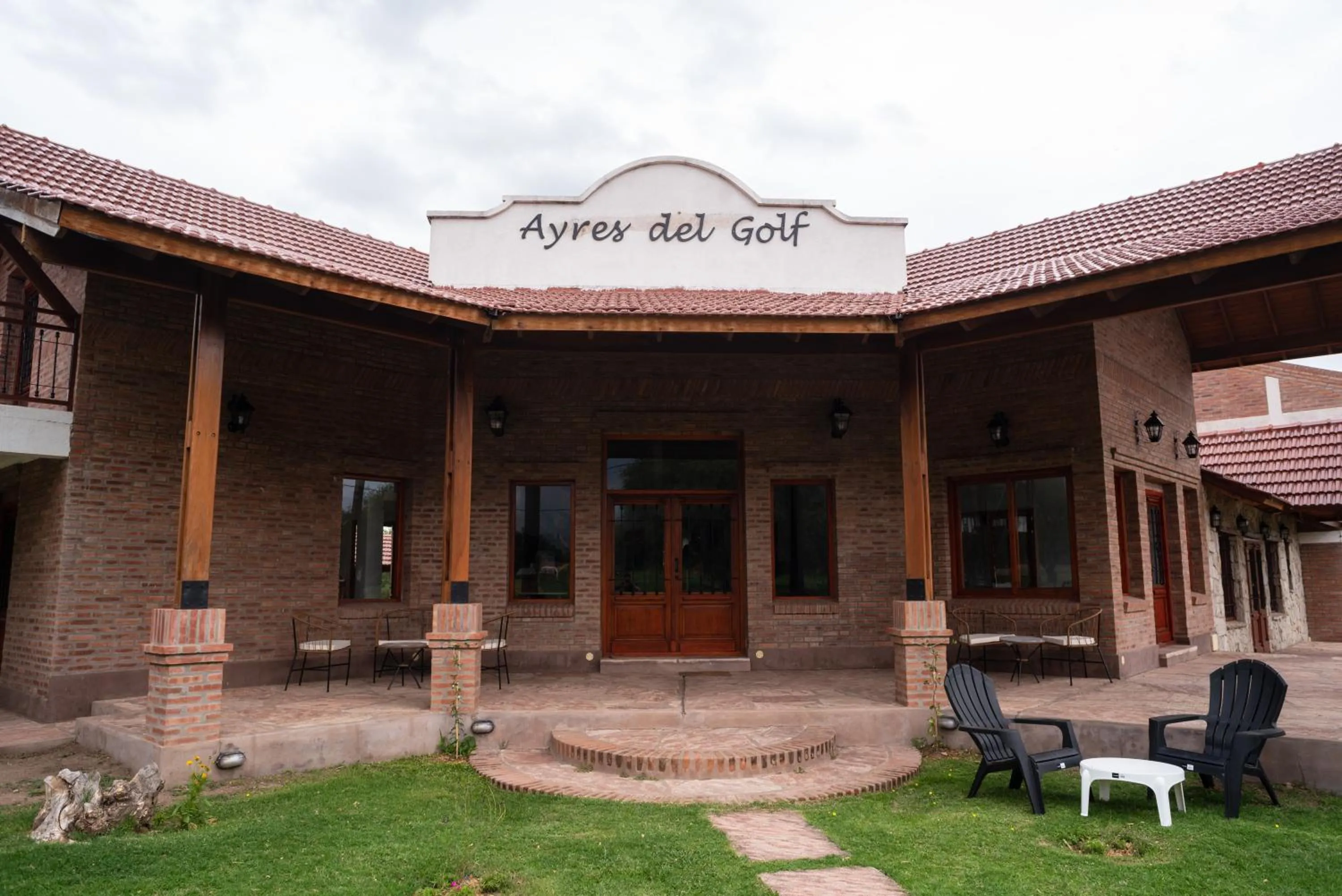 Property building in Ayres del Golf Posada-Restó