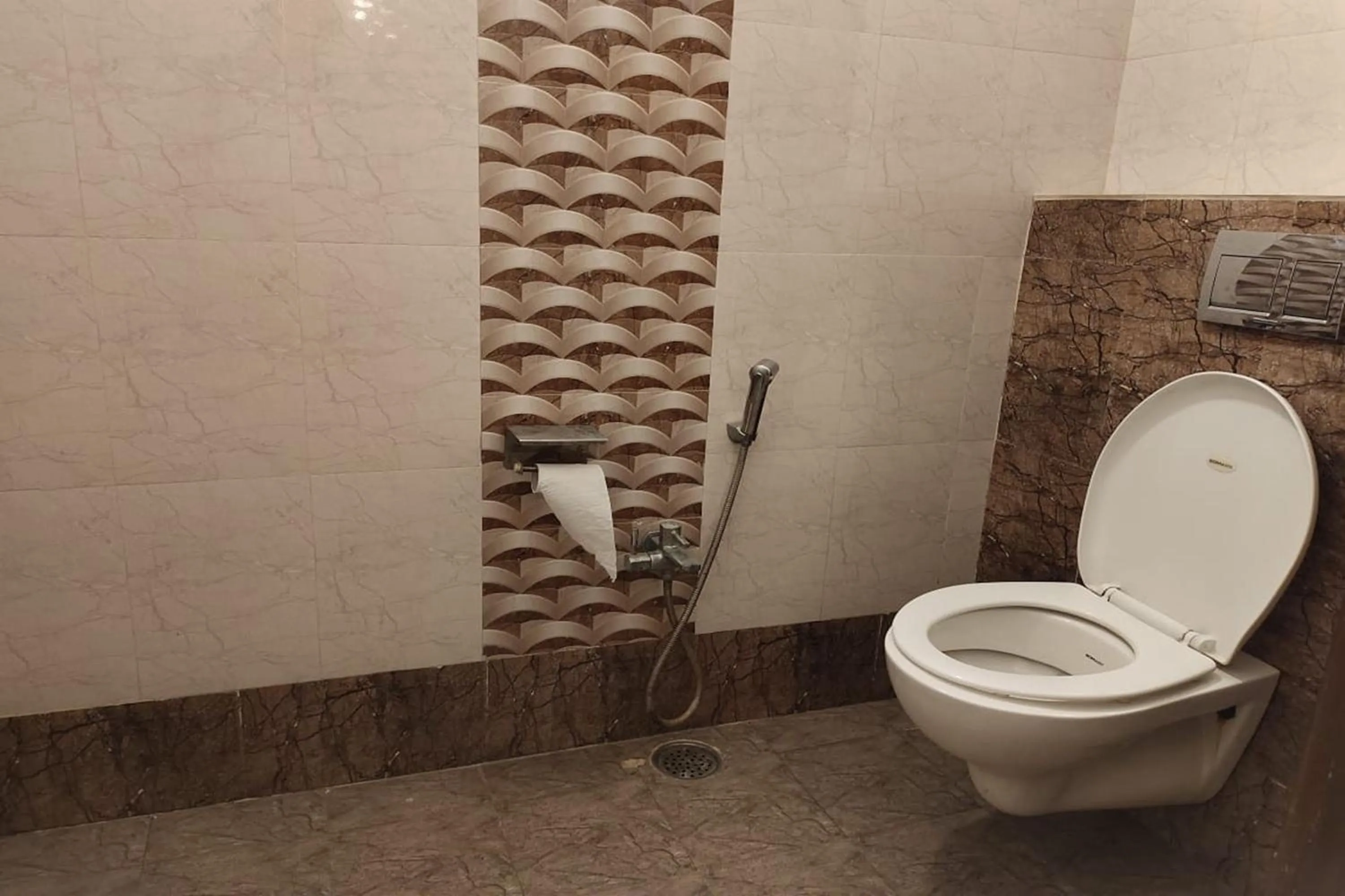 Bathroom in Hotel Rang Mahal Near Jaipur International Airport