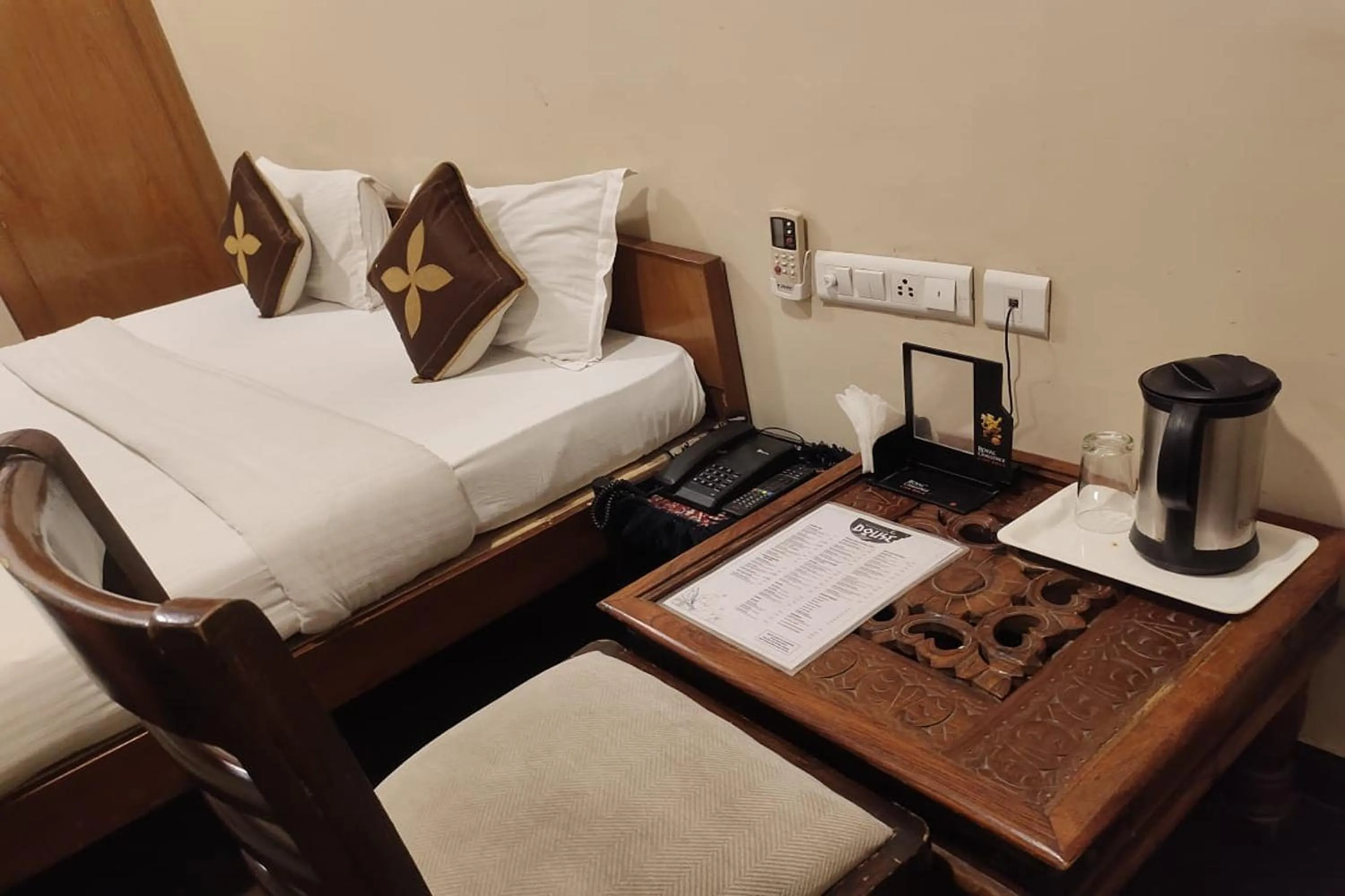 Bed in Hotel Rang Mahal Near Jaipur International Airport