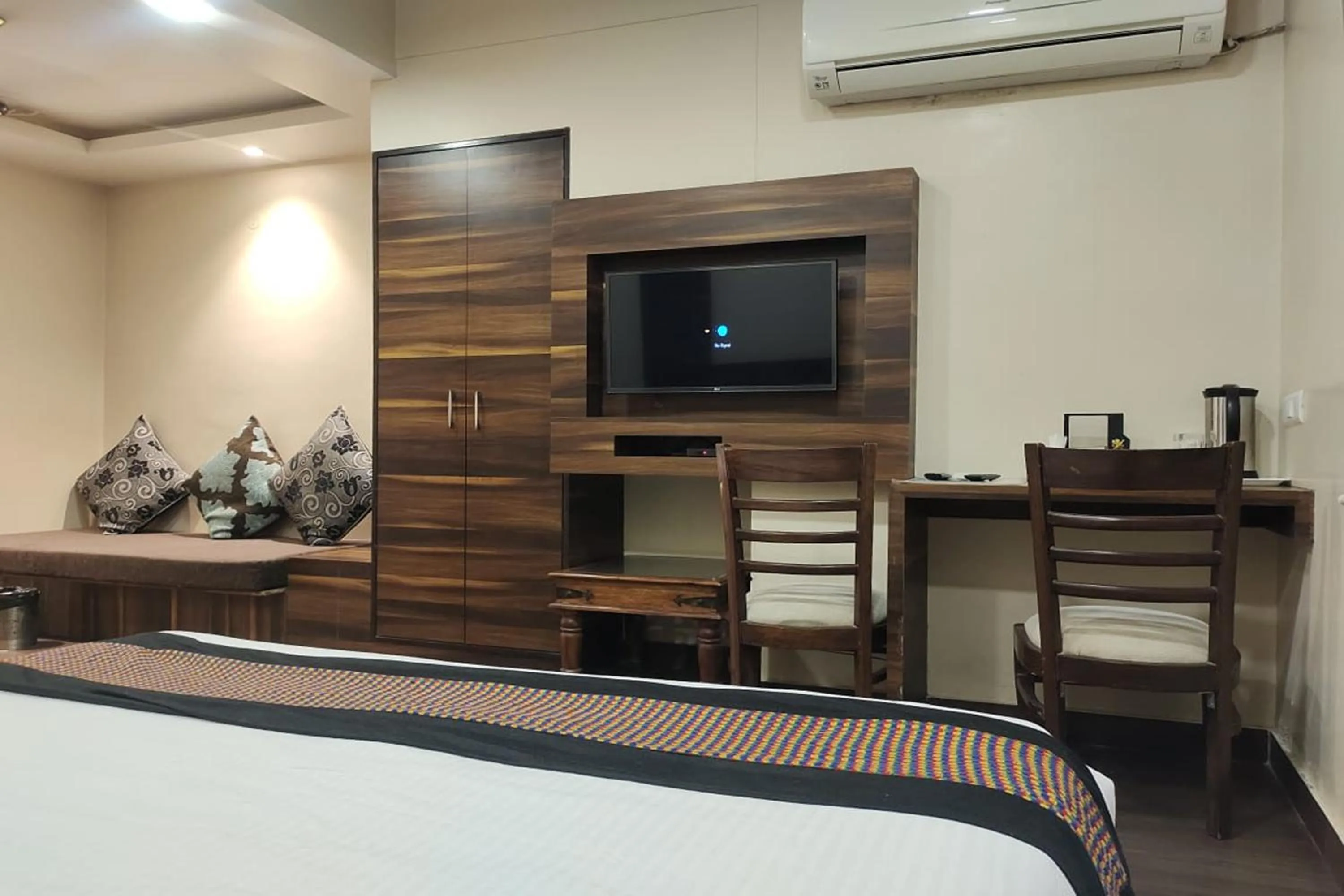 TV and multimedia, Bed in Hotel Rang Mahal Near Jaipur International Airport