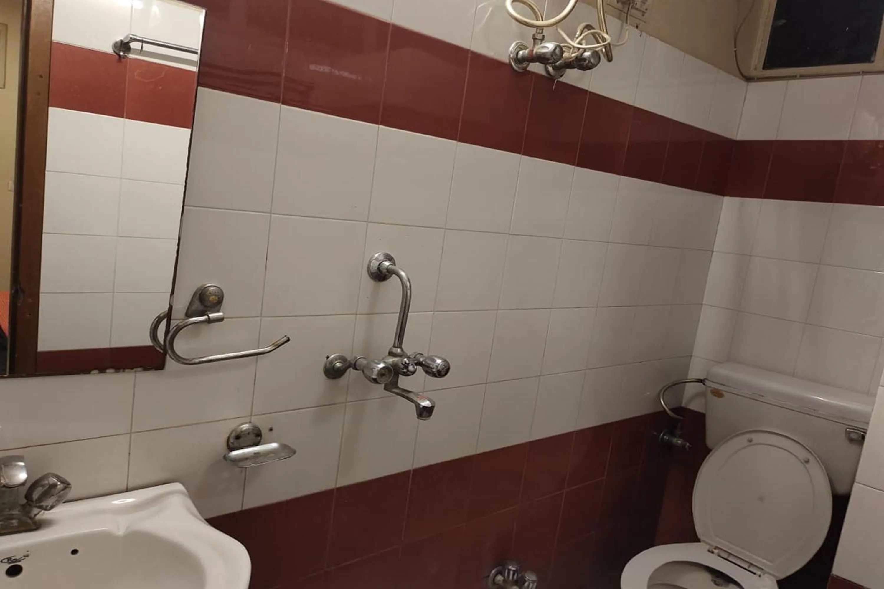 Bathroom in Hotel Rang Mahal Near Jaipur International Airport