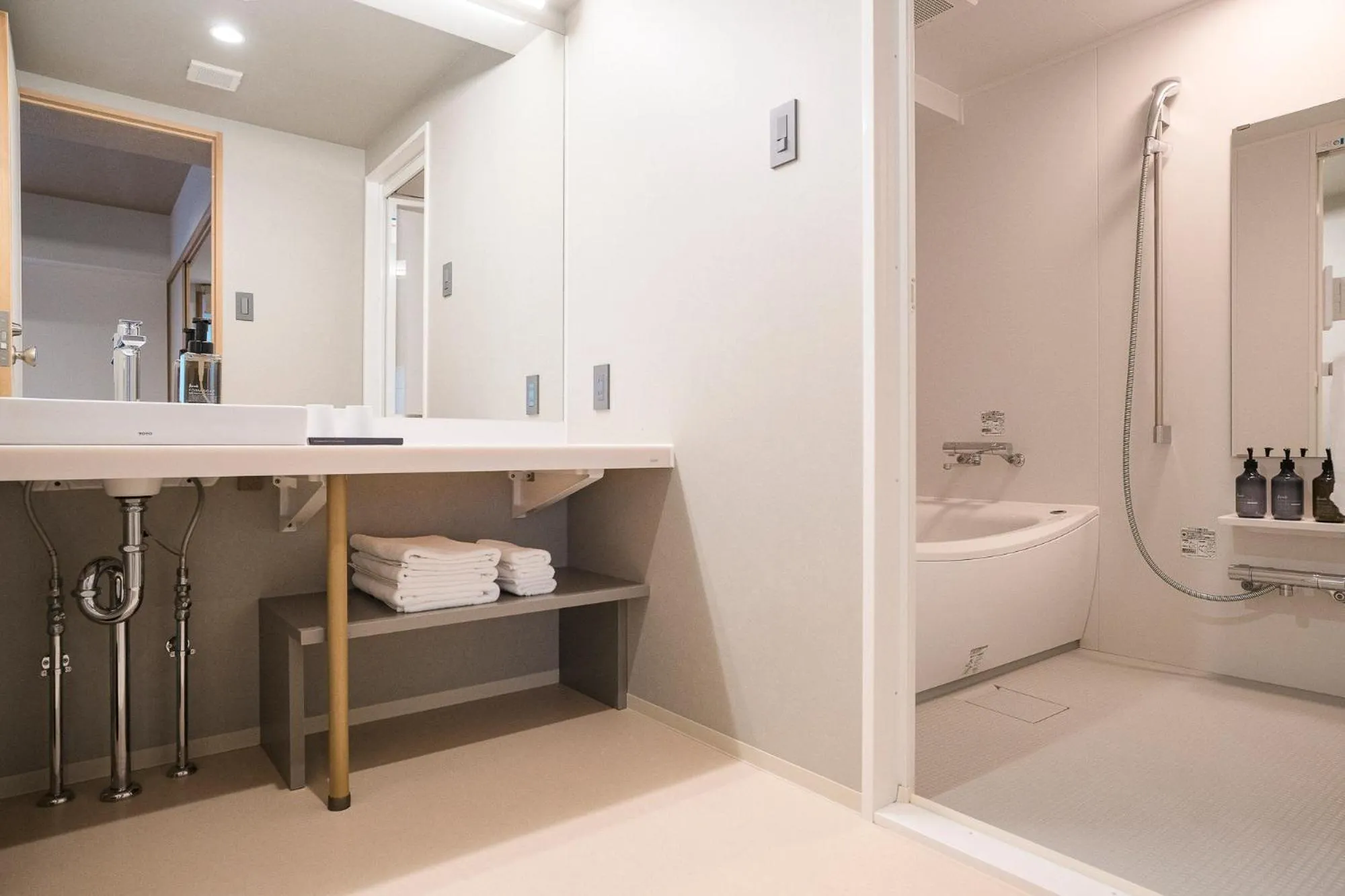 Shower in WAYFARER Shin